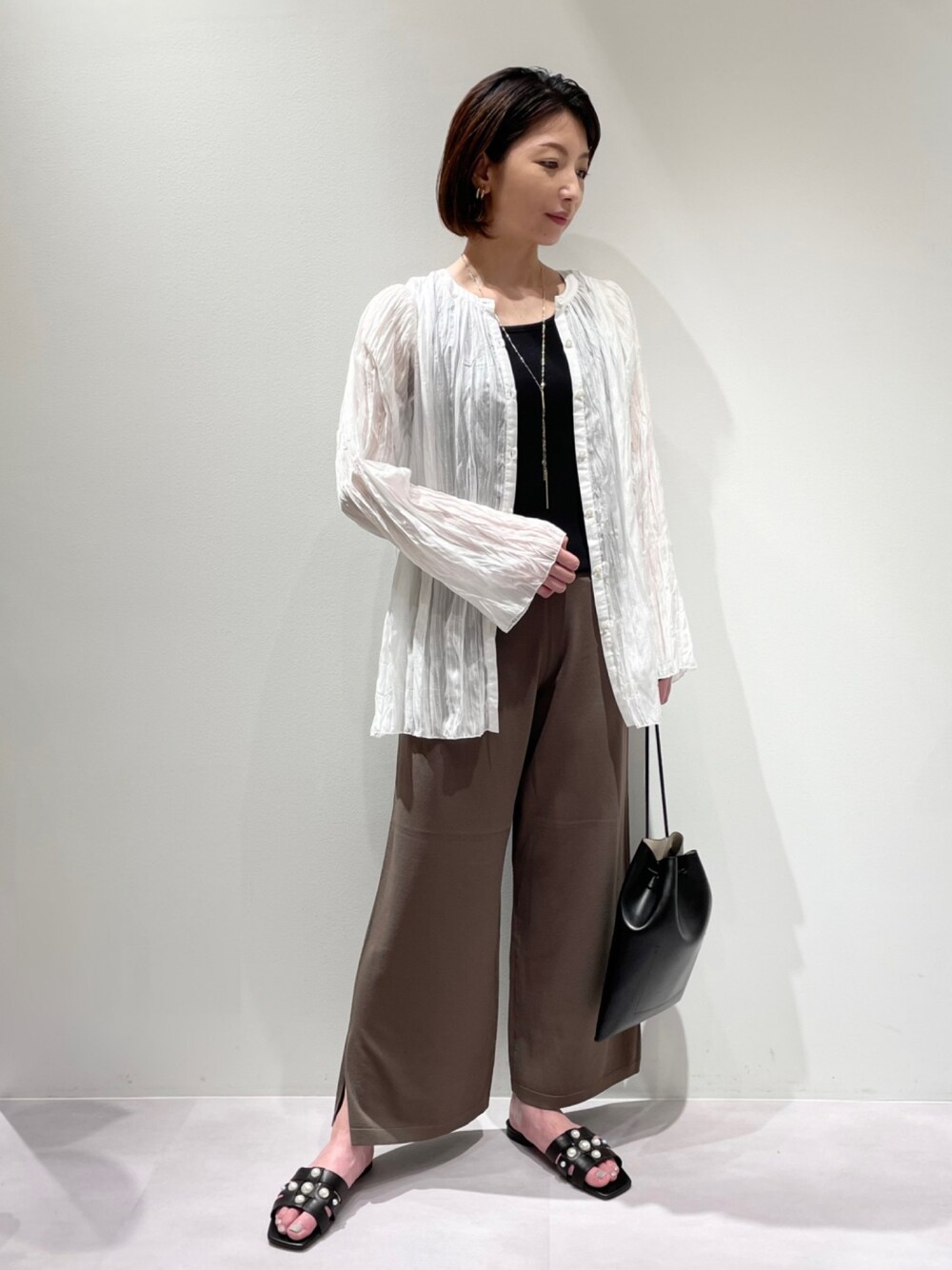 ホワイト系のシャツ/ブラウス、ブラック系のタンクトップ、グリーン系のその他パンツを着用したレディースの夏コーディネートの1枚目の写真