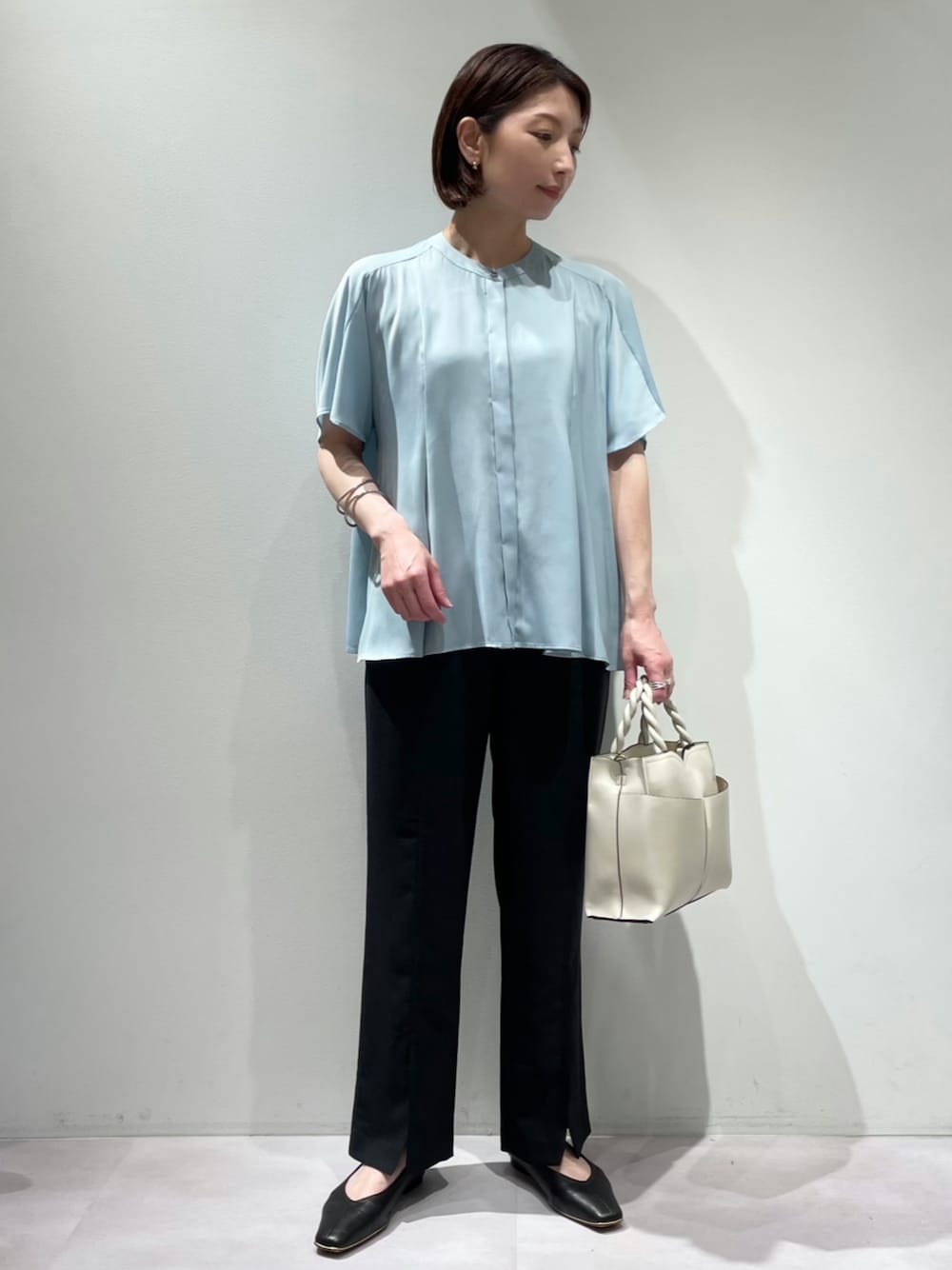 「カリテ(qualite)、LOWELL things、Aubannister、ブラウスコーデ、ブラウス×パンツ、オフィスカジュアル、夏ファッション、半袖ブラウス、ブルーブラウス、接触冷感パンツ、ウエストゴム、スリットパンツ、足長効果、トートバッグ、ローヒールパンプス」｜「qualiteのバックサテンジョーゼットベンツパンツ（スラックス、ブラック系）」を使った、KAWAMURAさん（レディース・160cm）の夏コーディネートの1枚目の写真