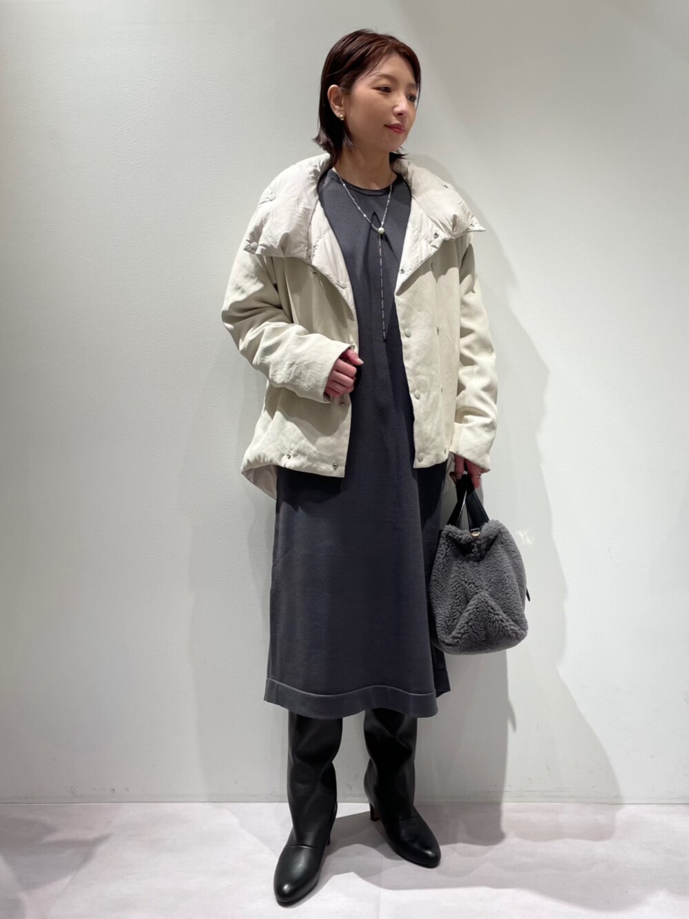 「カリテ(qualite)、ダウンコート、ショートダウン、ホワイトダウン、リバーシブルダウン、ニットワンピース、冬コーデ、コートスタイル、お出掛けコーデ、通勤コーデ、大人カジュアル、ロングブーツコーデ」｜「qualiteのショートーリバーダウン（ダウンジャケット/コート、ベージュ系）」を使った、KAWAMURAさん（レディース・160cm）の秋コーディネートの1枚目の写真
