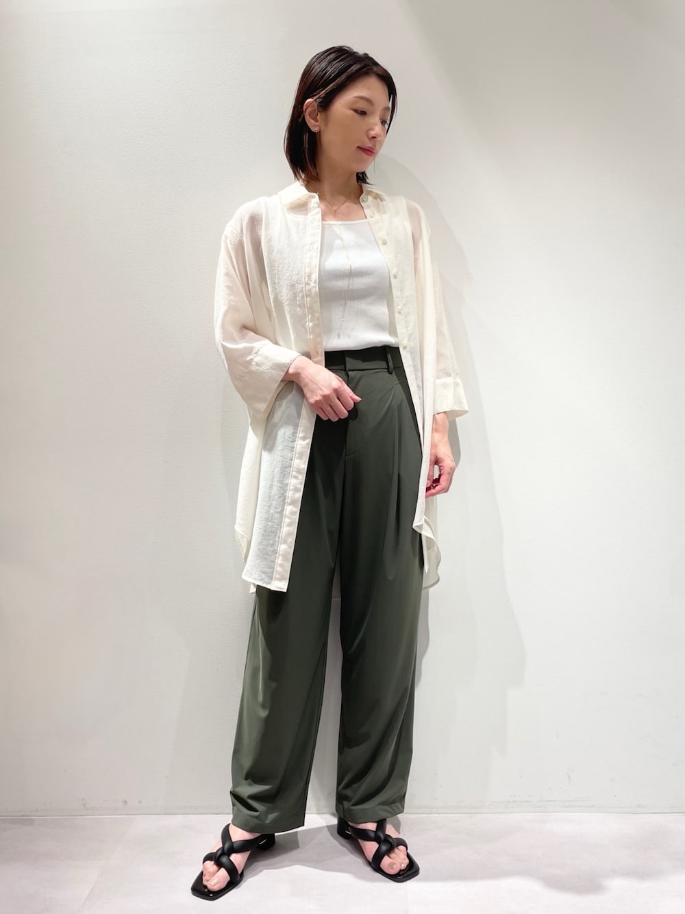 「カリテ(qualite)、Aubannister、きれいめカジュアル、休日スタイル、シアーシャツ、接触冷感パンツ、カーキパンツ、ハイウエストパンツ、ロングシャツ、オフィスカジュアル、パンツスタイル、夏コーデ、スクエアタンクトップ、白タンク、ブラックサンダル」｜「qualiteのクールトリコットパンツ（その他パンツ、グリーン系）」を使った、KAWAMURAさん（レディース・160cm）の夏コーディネートの1枚目の写真