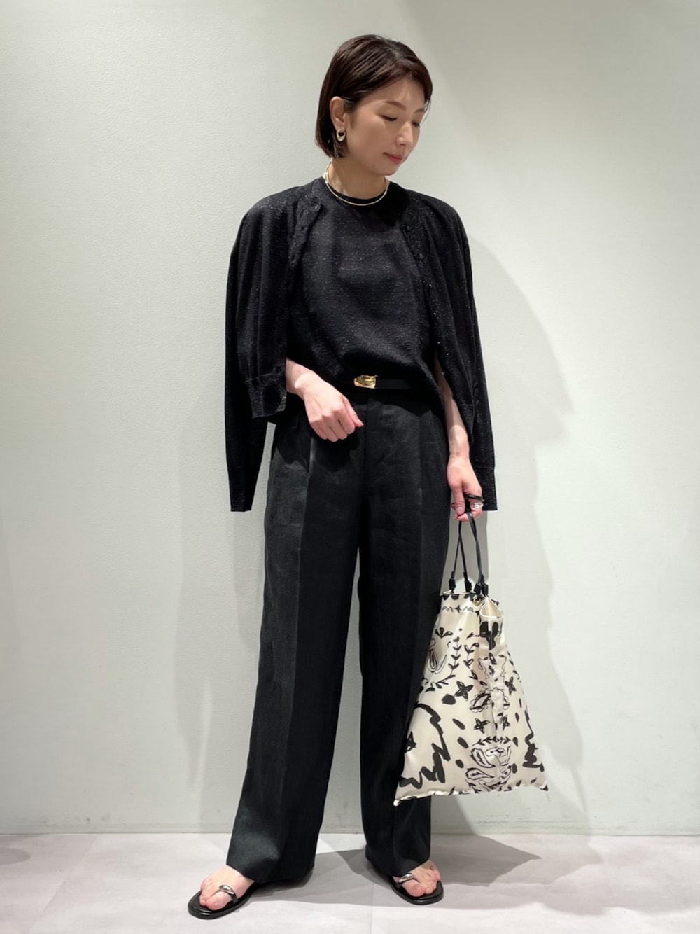 「カリテ(qualite)、パンツコーデ、アンサンブルニット、シアーニット、シアーニットカーディガン、ラメシアー、マニプリ、夏コーデ、初夏コーデ、オトナカジュアル、オフィスカジュアル、上品カジュアル、ワイドパンツ、リネンパンツ、モノトーンコーデ」｜「qualiteの【セットアップ対応】ミックスカラーラミーパンツ（その他パンツ、グレー系）」を使った、KAWAMURAさん（レディース・160cm）の春コーディネートの1枚目の写真
