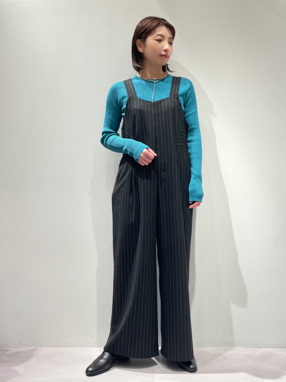 「カリテ(qualite)、Aubannister、お出かけコーデ、オトナカジュアル、クリスマスに着たい服、サロペット、サロペットコーデ、ストライプ、冬コーデ、タートルネックニット、リブタートル、ブルーニット、マニッシュシューズ、ブラックシューズ、チョーカー」｜「qualiteのウールサキソニーサロペット（サロペット/オーバーオール、その他）」を使った、KAWAMURAさん（レディース・160cm）の冬コーディネートの1枚目の写真