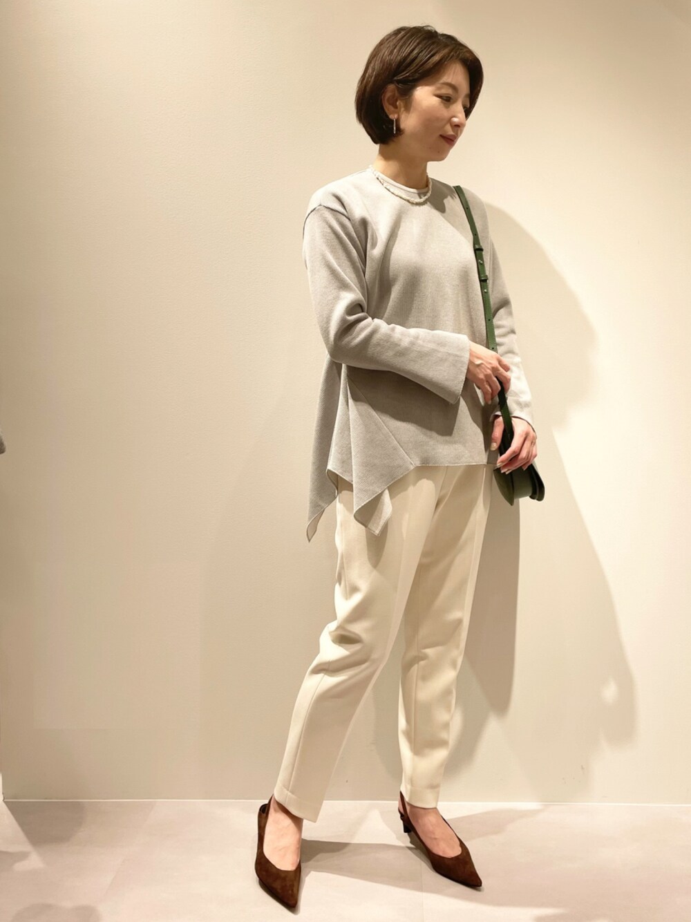 「カリテ(qualite)、パンツスタイル、ヘム、大人カジュアル、大人コーデ、秋冬コーデ、機能性素材、あたたか素材」｜「qualiteの【セットアップ対応】ダブルクロスハイウエストテーパードパンツ（スラックス、ホワイト系）」を使った、KAWAMURAさん（レディース・160cm）の冬コーディネートの1枚目の写真