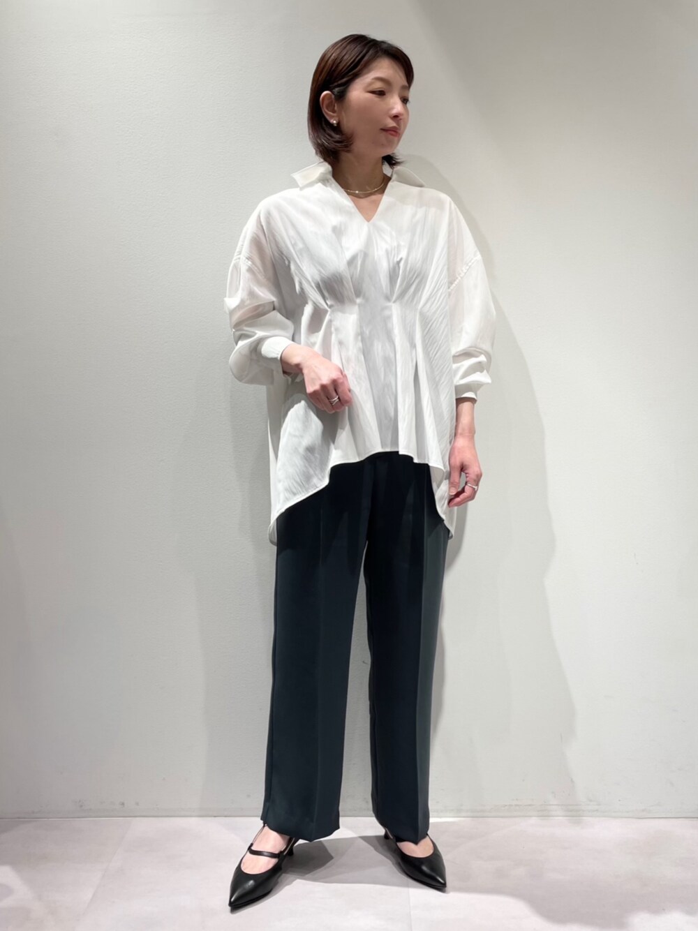 「カリテ(qualite)、カリテスケープ、パンツスタイル、シャツスタイル、春コーデ、春服、Vネックシャツ、大人女子、ワイドストレートパンツ、ウエストゴム、ランチコーデ、チョーカーネックレス、オタナカジュアル、大人カジュアル、きれいめカジュアル」｜「qualite scapeのウエストタックスキッパーシャツ（シャツ/ブラウス、ホワイト系）」を使った、KAWAMURAさん（レディース・160cm）の冬コーディネートの1枚目の写真