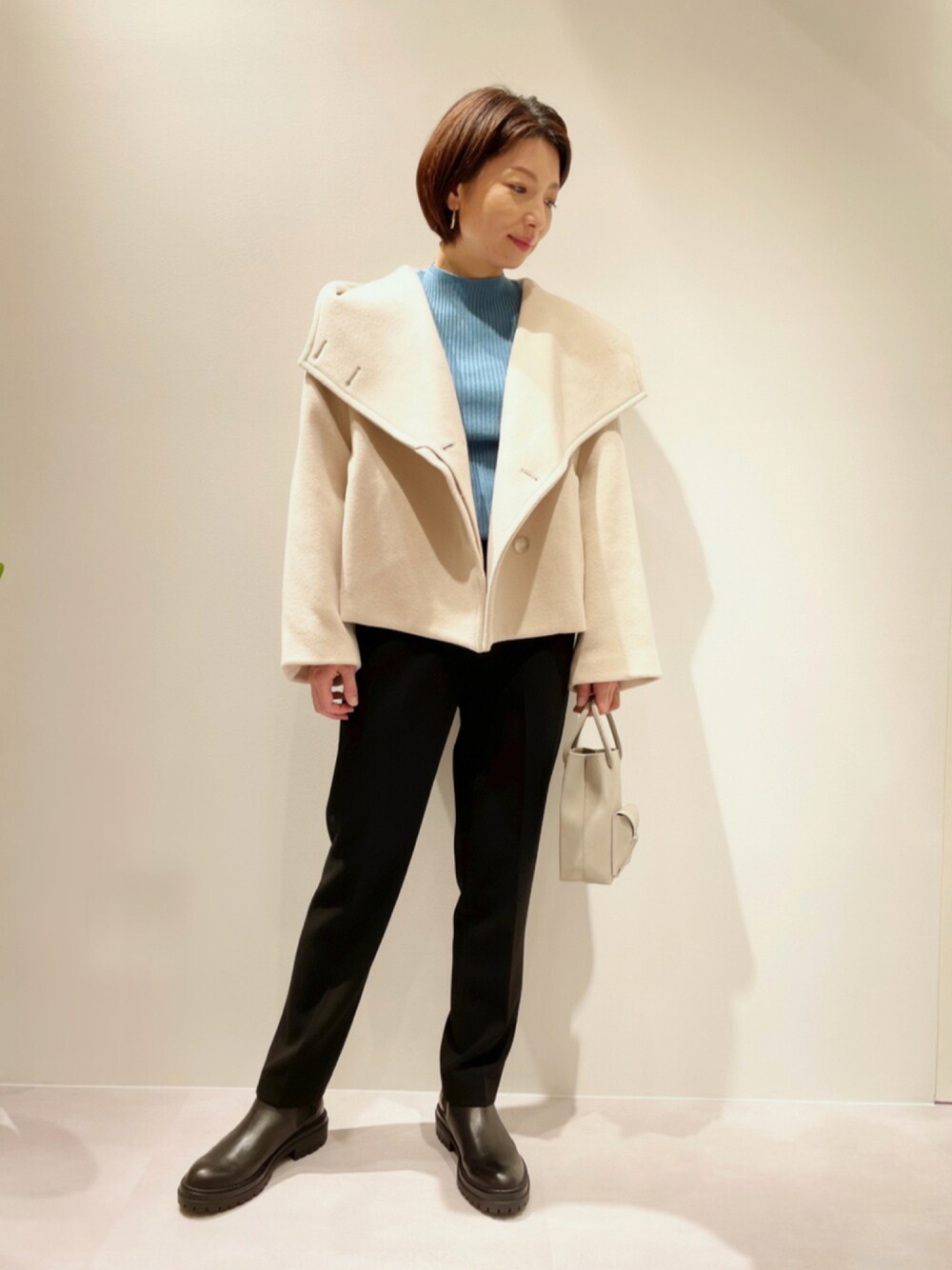 「テーパードパンツ、コート、ショートコート、ハイウエストパンツ、リブニット、パンツスタイル、コートスタイル、ピシェアバハウス、タンクソール、くすみカラー、カリテ(qualite)」｜「qualiteの【セットアップ対応】ダブルクロスハイウエストテーパードパンツ（スラックス、ブラック系）」を使った、KAWAMURAさん（レディース・160cm）の秋コーディネートの1枚目の写真