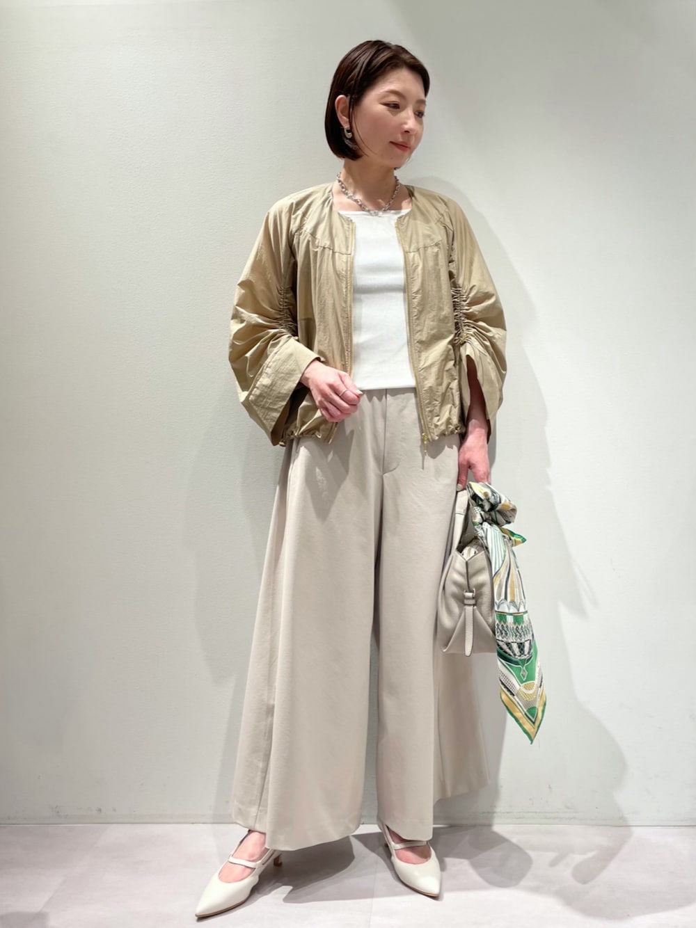 「カリテ(qualite)、大人カジュアル、おでかけコーデ、春コーデ、パンツコーデ、休日スタイル、160cm台コーデ、ワイドパンツ、ウエストゴム、淡色コーデ、シアーブルゾン、スクエアタンクトップ、ベージュブルゾン、ショルダーバッグ、チェーンネックレス」｜「qualiteのスリーブドロストブルゾン（ブルゾン、ベージュ系）」を使った、KAWAMURAさん（レディース・160cm）の春コーディネートの1枚目の写真