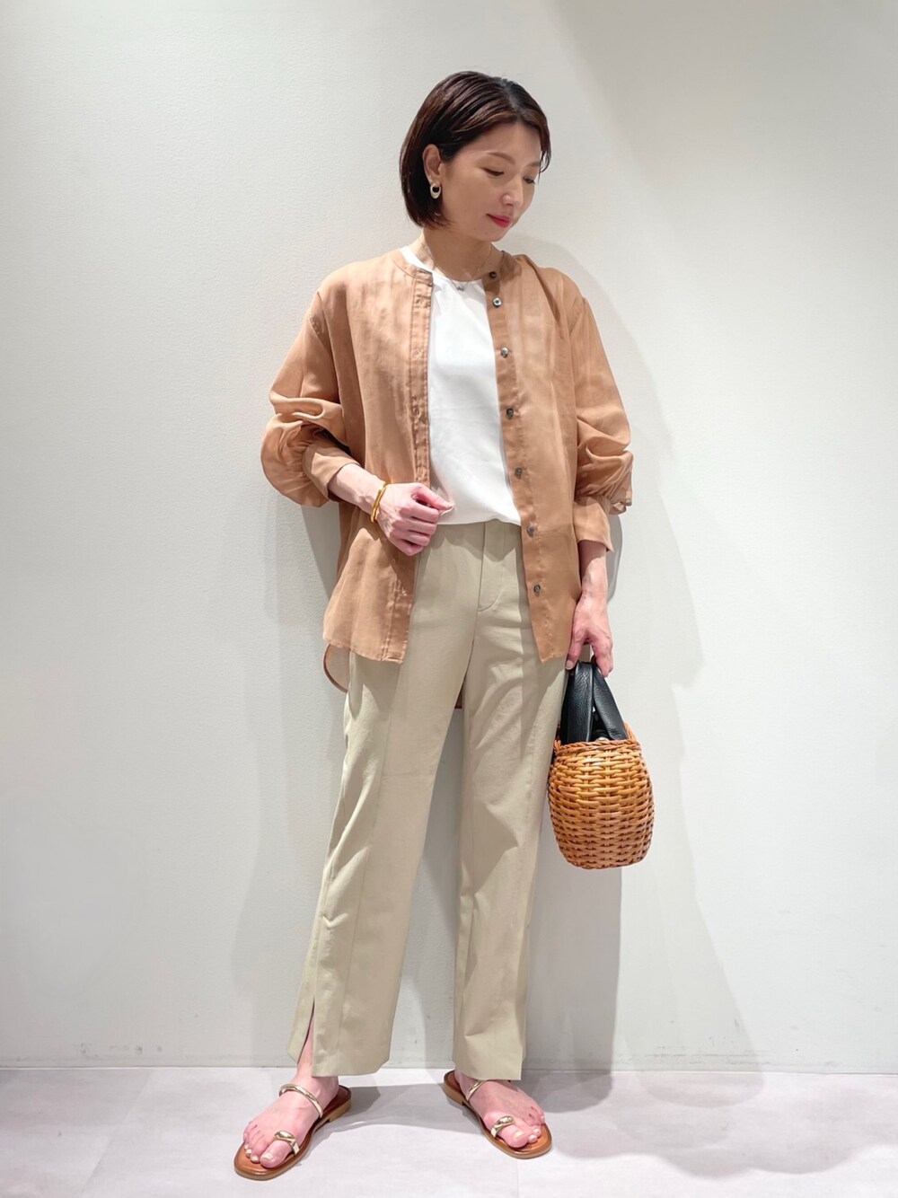 「カリテ(qualite)、ヴィオラドーロ、パンツコーデ、夏コーデ、シアーシャツ、バンドカラーシャツ、サテンタンクトップ、大人カジュアル、美脚パンツ、2wayストレッチ、ウエストゴム、ストレスフリー、サンダルコーデ、スモーキーピンク、サンドベージュ」｜「qualiteの【セットアップ対応】2WAYストレッチストレートパンツ（その他パンツ、ベージュ系）」を使った、KAWAMURAさん（レディース・160cm）の春コーディネートの1枚目の写真