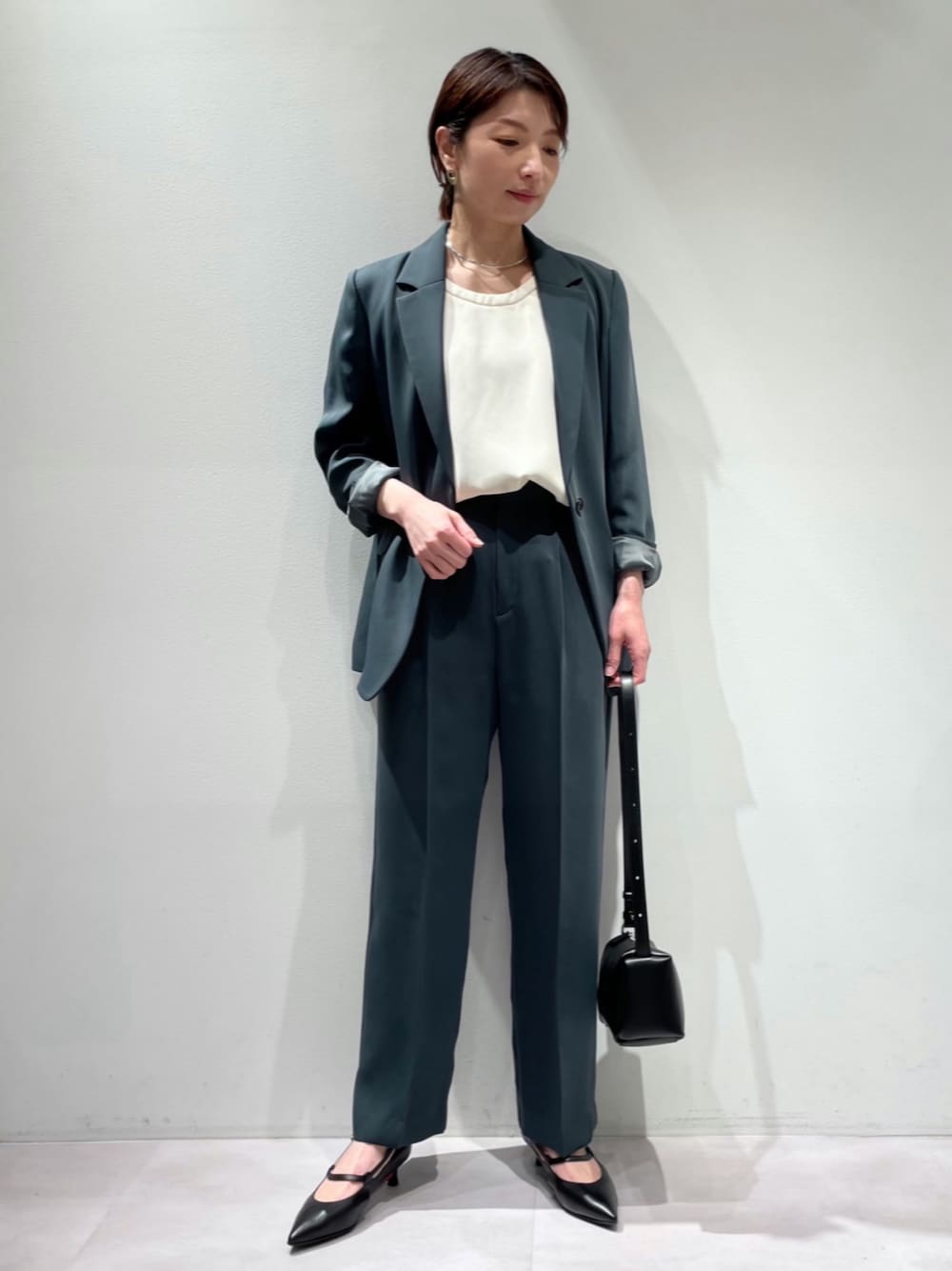 「カリテ(qualite)、Aubannister、セットアップ、ノースリーブブラウス、ワイドストレートパンツ、ウエストゴム、ジャケット、ジャケットコーデ、春コーデ、春服、春アウター、チョーカーネックレス、通勤コーデ、オフィスカジュアル、キレイめコーデ」｜「qualiteのトルコサテンノースリーブ（Tシャツ/カットソー、ホワイト系）」を使った、KAWAMURAさん（レディース・160cm）の冬コーディネートの1枚目の写真
