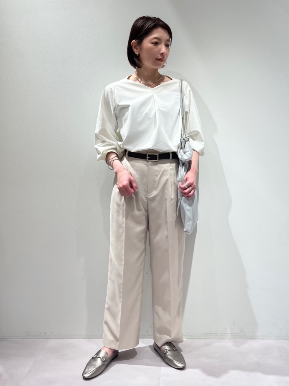「カリテ(qualite)、パンツスタイル、春コーデ、春色、通勤コーデ、白ブラウス、透けにくい、ワイドストレートパンツ、ウエストゴム、ウエストベルト、レザーベルト、リバーシブルベルト、オフィスカジュアル、綺麗めカジュアル」｜「qualiteの2WAYｽﾄﾚｯﾁﾀｯｸﾌﾞﾗｳｽ（シャツ/ブラウス、ホワイト系）」を使った、KAWAMURAさん（レディース・160cm）の春コーディネートの1枚目の写真