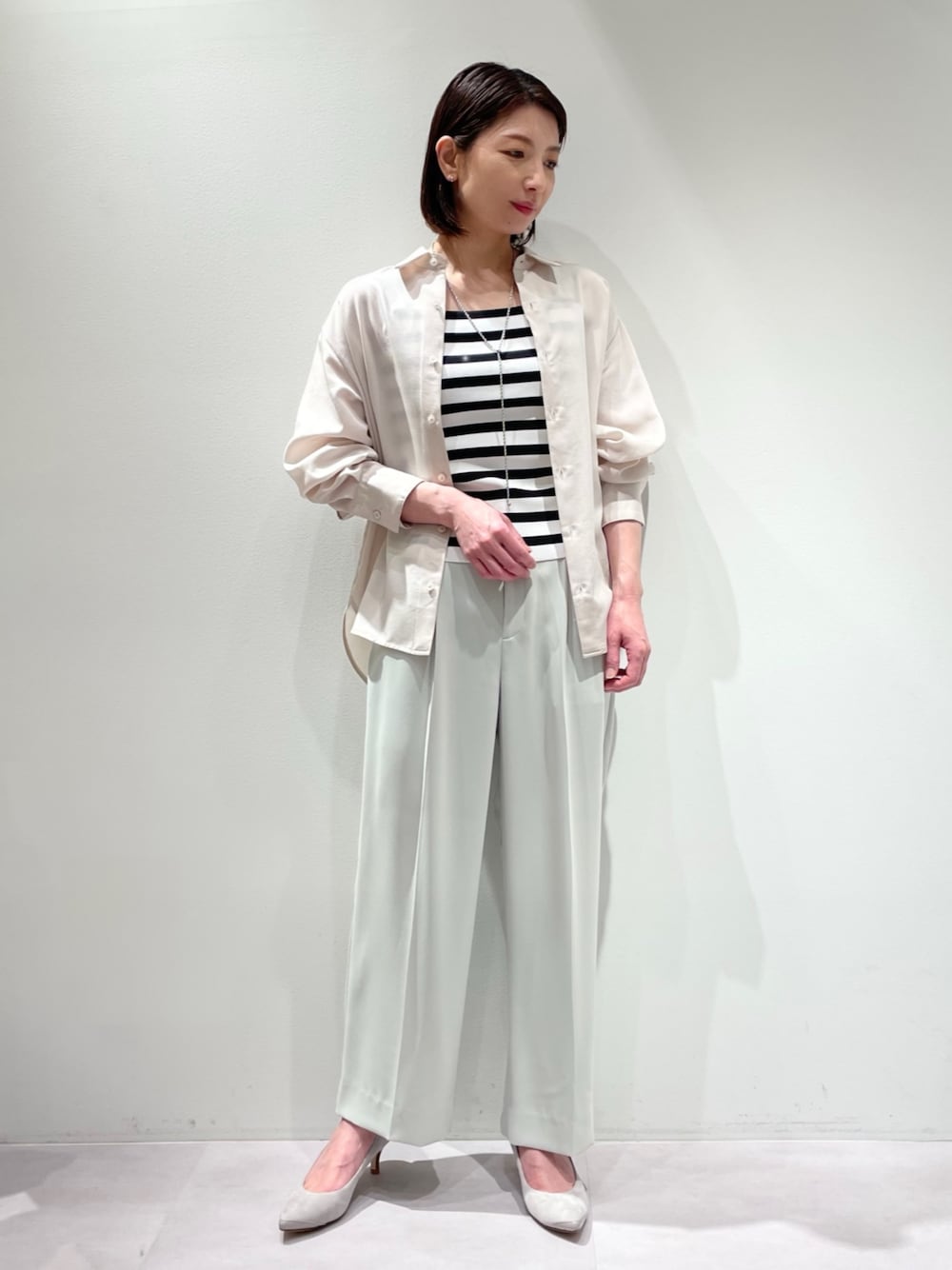 「カリテ(qualite)、ピシェアバハウス、春コーデ、春物、春色、パンツスタイル、セージグリーン、シャツスタイル、羽織りシャツ、ボーダーニット、ボーダーキャミ、大人カジュアル、とろみシャツ、とろみパンツ、ワイドストレートパンツ」｜「qualiteのレーヨンストレッチニットノースリーブ（ニット/セーター、その他）」を使った、KAWAMURAさん（レディース・160cm）の春コーディネートの1枚目の写真