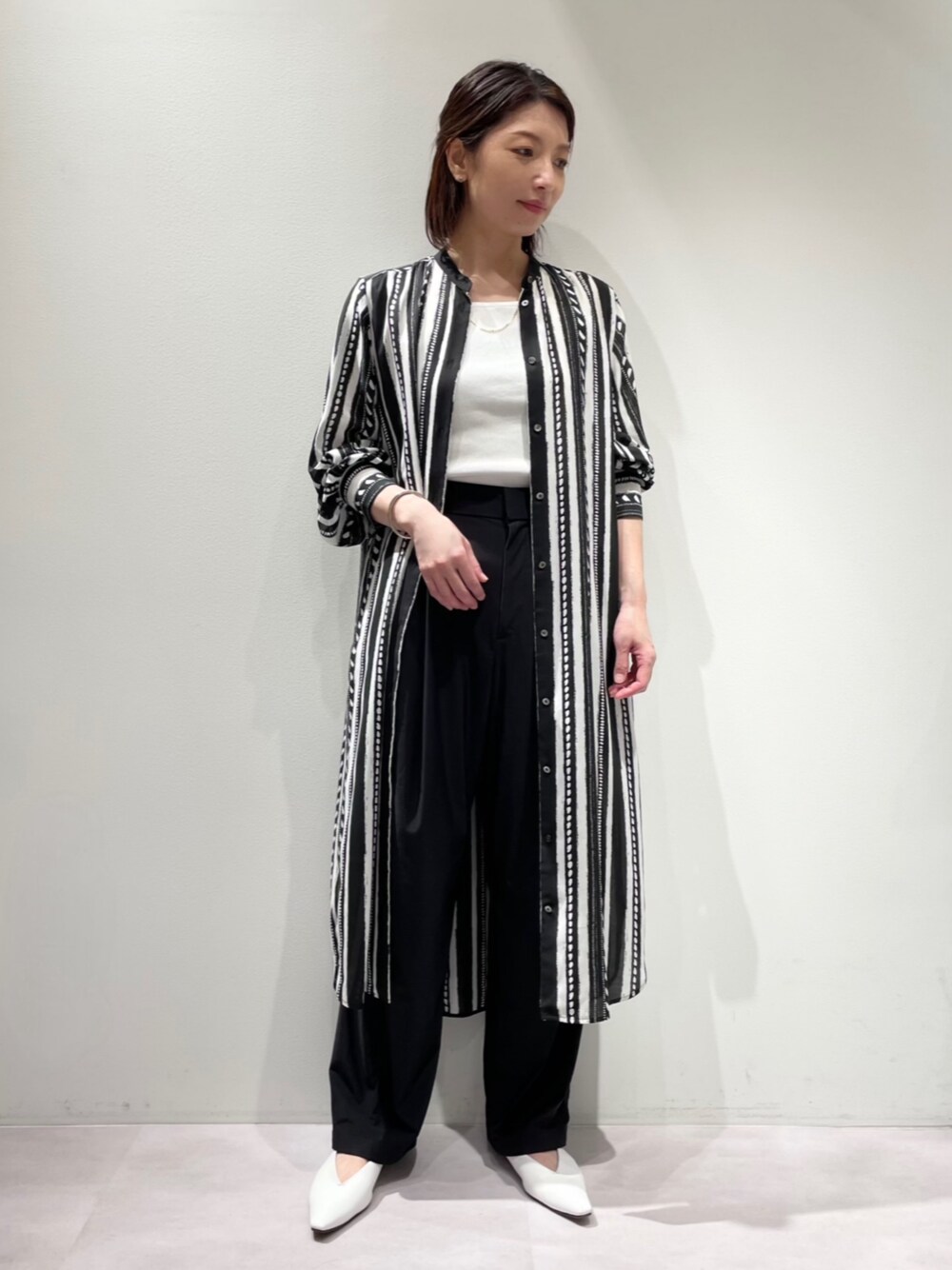 「カリテ(qualite)、夏コーデ、パンツスタイル、ロングシャツ、秋服、秋服準備はじめました、シャツワンピ、ストライプ、モノトーンコーデ、シアーシャツワンピース、接触冷感パンツ、ハイウエストパンツ、ブラックパンツ、スクエアタンクトップ、白タンク」｜「qualiteのクールトリコットパンツ（その他パンツ、ブラック系）」を使った、KAWAMURAさん（レディース・160cm）の夏コーディネートの1枚目の写真