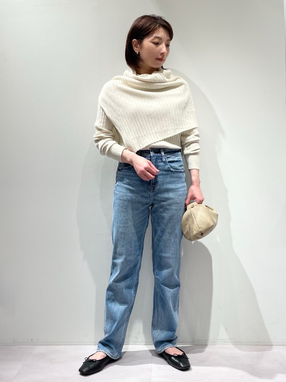 「カリテ(qualite)、Healthy Denim、ピシェアバハウス、デニムコーデ、新作デニム、ハイライズデニム、ストレートデニム、ドレープニット、スヌードニット、梅春コーデ、リブニット、バレエシューズ、お出かけコーデ、オトナカジュアル、秋冬コーデ」｜「qualiteのアシメスヌードリブニット（ニット/セーター、ホワイト系）」を使った、KAWAMURAさん（レディース・160cm）の冬コーディネートの1枚目の写真