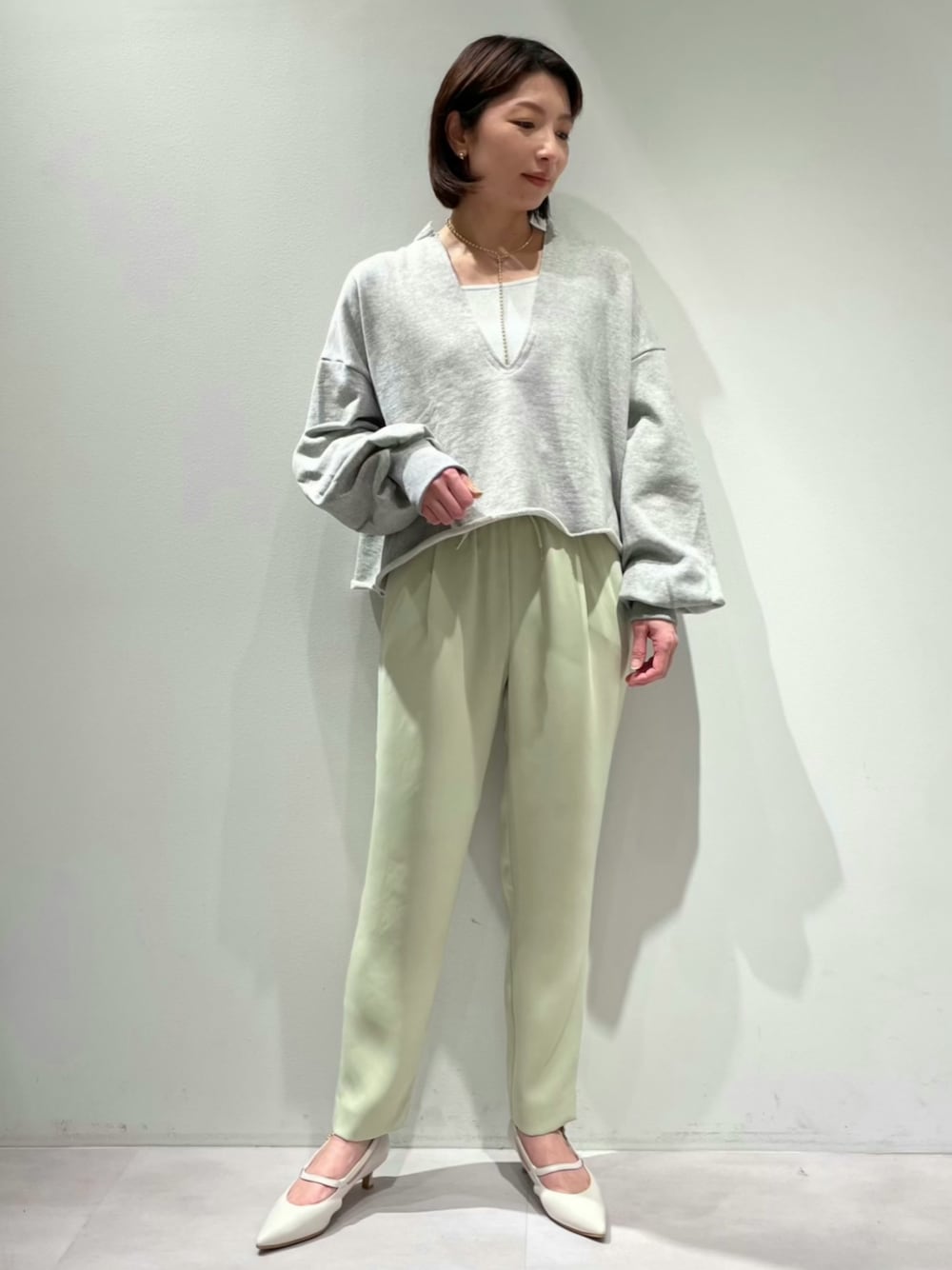 「カリテ(qualite)、カリテスケープ、春コーデ、春色、キーネック、スウェットコーデ、ドロストパンツ、スリムパンツ、ウエストゴム、ライム、スクエアタンクトップ、ラメタンク、オフィスカジュアル、ショート丈トップス、チョーカーネックレス」｜「Au BANNISTERのポインテッドラウンドストラップパンプス（パンプス、ホワイト系）」を使った、KAWAMURAさん（レディース・160cm）の冬コーディネートの1枚目の写真