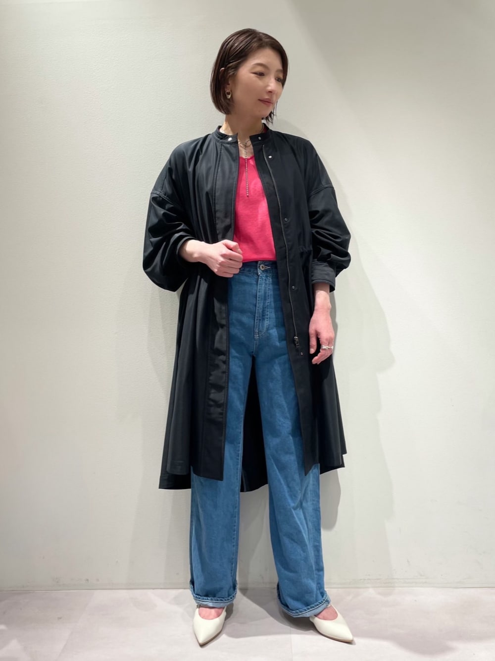 「カリテ(qualite)、Aubannister、コートコーデ、春コーデ、春アウター、春色、春服、大人カジュアル、デニムコーデ、カリテ×ｅデニム、デニムパンツ、マウンテンコート、お出かけコーデ、パンプス、ピンクニット」｜「qualiteの【e×ｶﾘﾃ】ｺｯﾄﾝﾘﾈﾝﾃﾞﾆﾑ（その他パンツ、ブルー系）」を使った、KAWAMURAさん（レディース・160cm）の春コーディネートの1枚目の写真