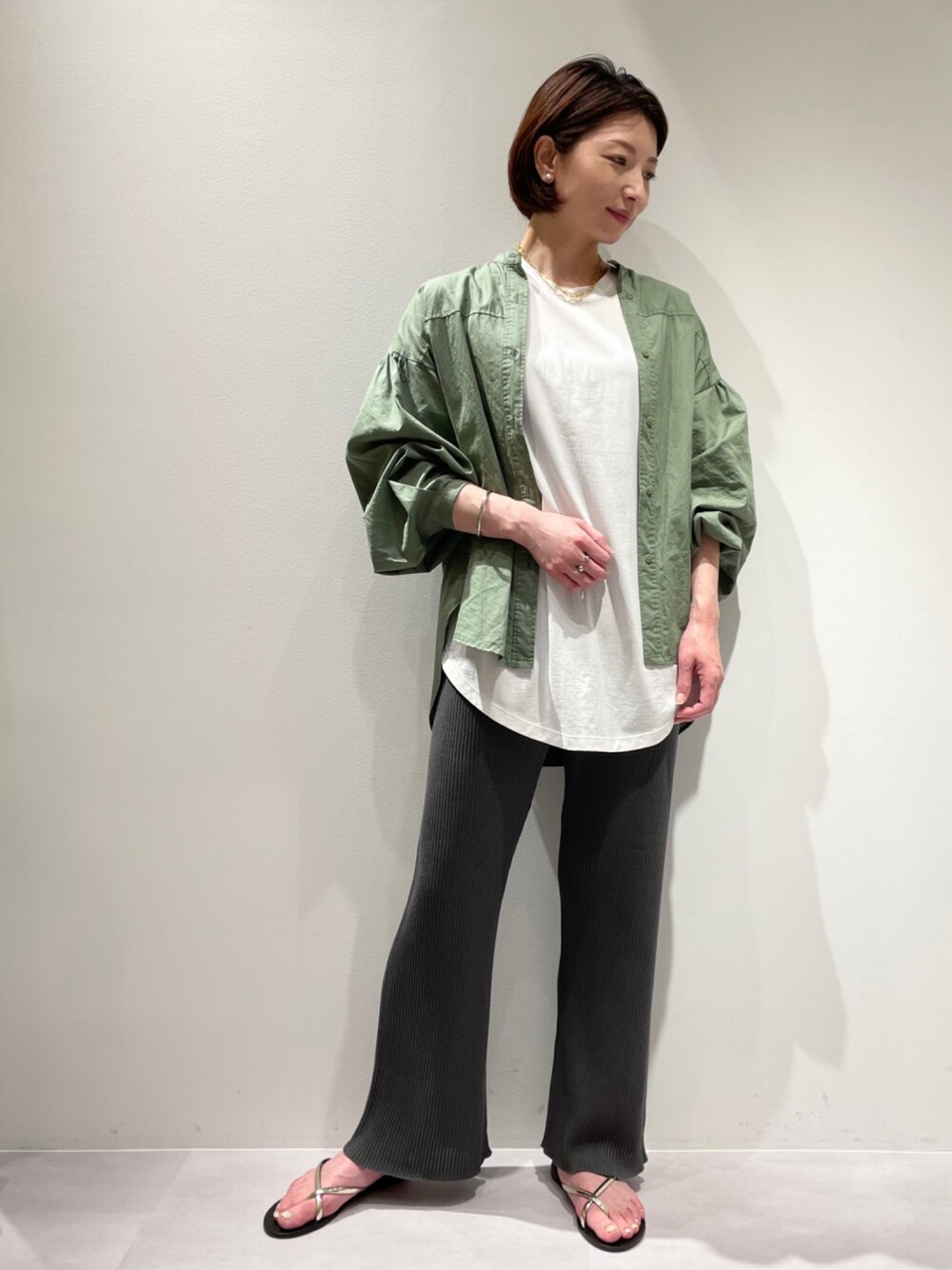 グリーン系のシャツ/ブラウス、ホワイト系のTシャツ/カットソー、グレー系のその他パンツを着用したレディースの夏コーディネートの1枚目の写真