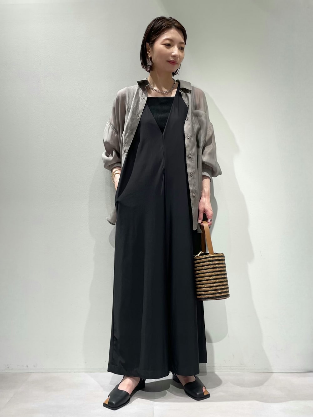 「カリテ(qualite)、カリテスケープ、夏コーデ、大人カジュアル、お出かけコーデ、オールインワン、シアーシャツ、バックスリット、チャコールグレー、シアートップス、ラクチンコーデ、オフィスカジュアル、チェーンネックレス」｜「Au BANNISTERのサムハイドストラップサンダル（サンダル、ブラック系）」を使った、KAWAMURAさん（レディース・160cm）の夏コーディネートの1枚目の写真