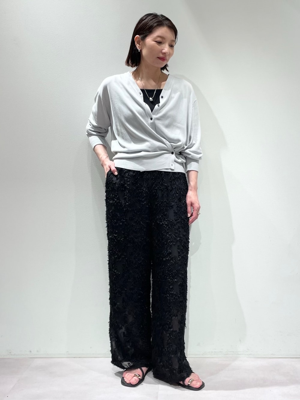 ブラック系のその他パンツ、ブラック系のタンクトップ、ブルー系のカーディガン/ボレロを着用したレディースの夏コーディネートの1枚目の写真