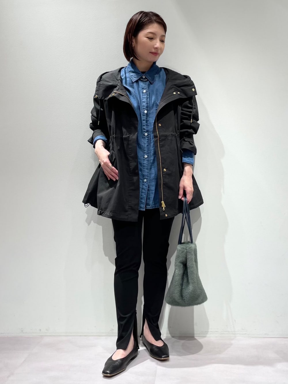 ブラック系のその他パンツ、ブルー系のシャツ/ブラウス、グリーン系のショルダーバッグを着用したレディースの秋コーディネートの1枚目の写真