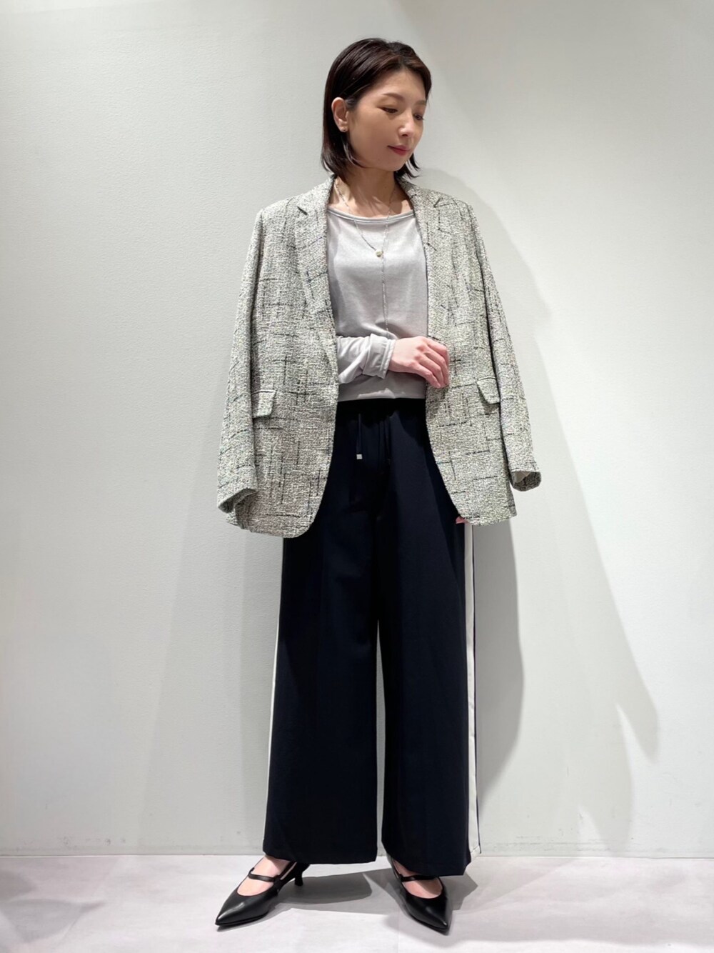 ブルー系のその他パンツ、ブラック系のパンプス、ブラック系のテーラードジャケットを着用したレディースの秋コーディネートの1枚目の写真