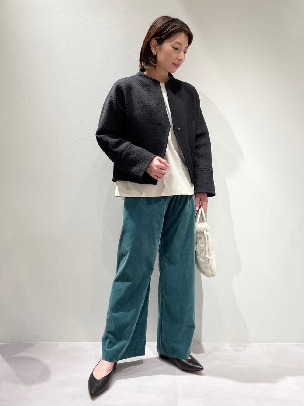 グリーン系のその他パンツ、ブラック系のブルゾン、ベージュ系のTシャツ/カットソーを着用したレディースの秋コーディネートの1枚目の写真