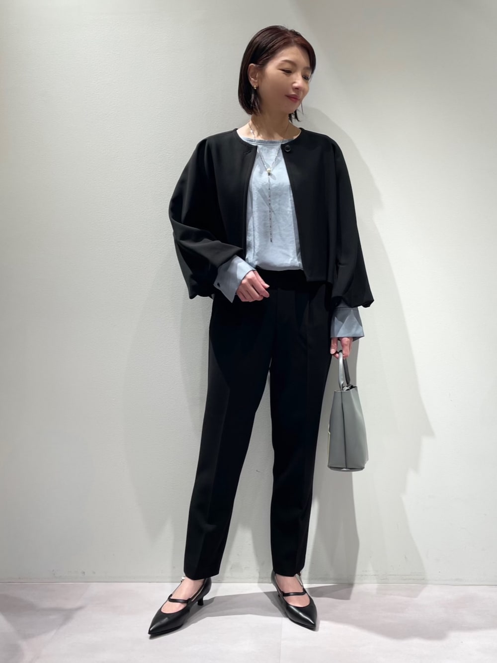 「カリテ(qualite)、セットアップ、セレモニーコーデ、七五三、ブラックセットアップ、バルーンスリーブ、ノーカラージャケット、テーパードパンツ、ウエストゴム、ブラウス、綺麗めコーデ、オフィススタイル、パールネックレス、パンプス」｜「qualiteの【美脚】ダブルクロスセンタープレスパンツ（スラックス、ブラック系）」を使った、KAWAMURAさん（レディース・160cm）の秋コーディネートの1枚目の写真