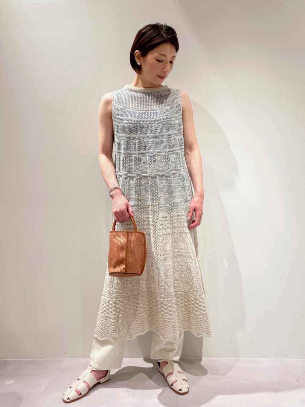 「カリテ(qualite)、boussole、ブソル、ニットワンピース、ニットコーデ、ワンピース×デニム、夏コーデ、オトナカジュアル」｜「the dilettanteのthe dilettante/Trini Mini メッシュ2WAYバッグ（ショルダーバッグ、イエロー系）」を使った、KAWAMURAさん（レディース・160cm）の夏コーディネートの1枚目の写真