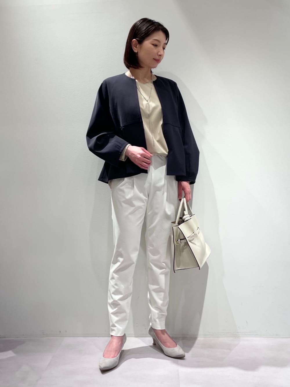 「カリテ(qualite)、ピシェアバハウス、LOWELL things、ジャケットスタイル、お仕事コーデ、春物、新生活、パンツスタイル、きちんとスタイル、カーデジャケット、手洗い可能、テーパードパンツ、ネイビージャケット、ベージュブラウス、ホワイトパンツ」｜「qualiteの【入卒/セレモニー】セットアップ対応ペプラムジャケット（テーラードジャケット、ブルー系）」を使った、KAWAMURAさん（レディース・160cm）の春コーディネートの1枚目の写真