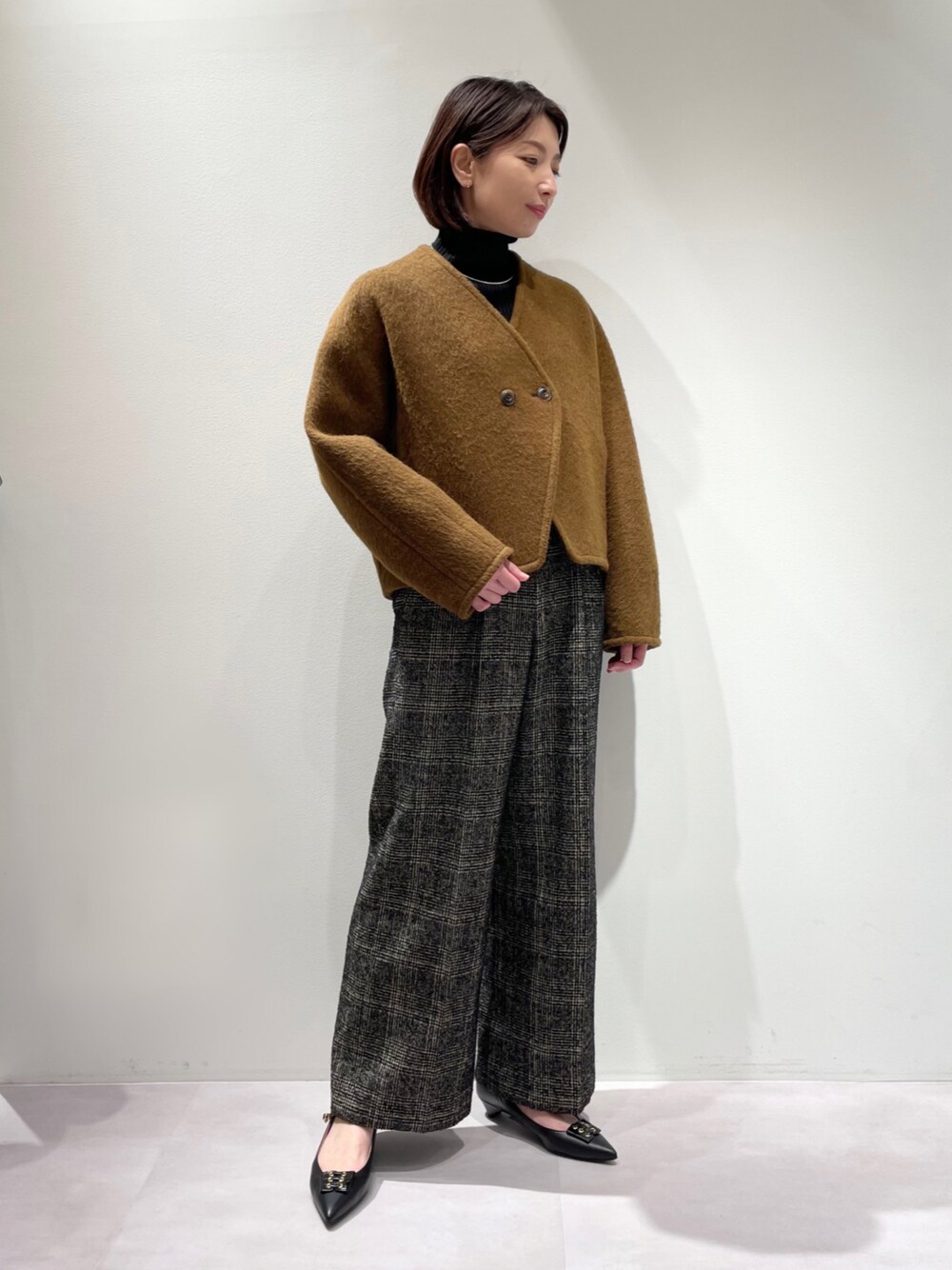 「カリテ(qualite)、Aubannister、コートスタイル、ショートコート、チエック、チエックパンツ、ワイドパンツ、ウエストゴム、冬コーデ、冬アウター、キャメル」｜「qualiteのモヘアシャギーショートーコート（ノーカラーコート、イエロー系）」を使った、KAWAMURAさん（レディース・160cm）の秋コーディネートの1枚目の写真