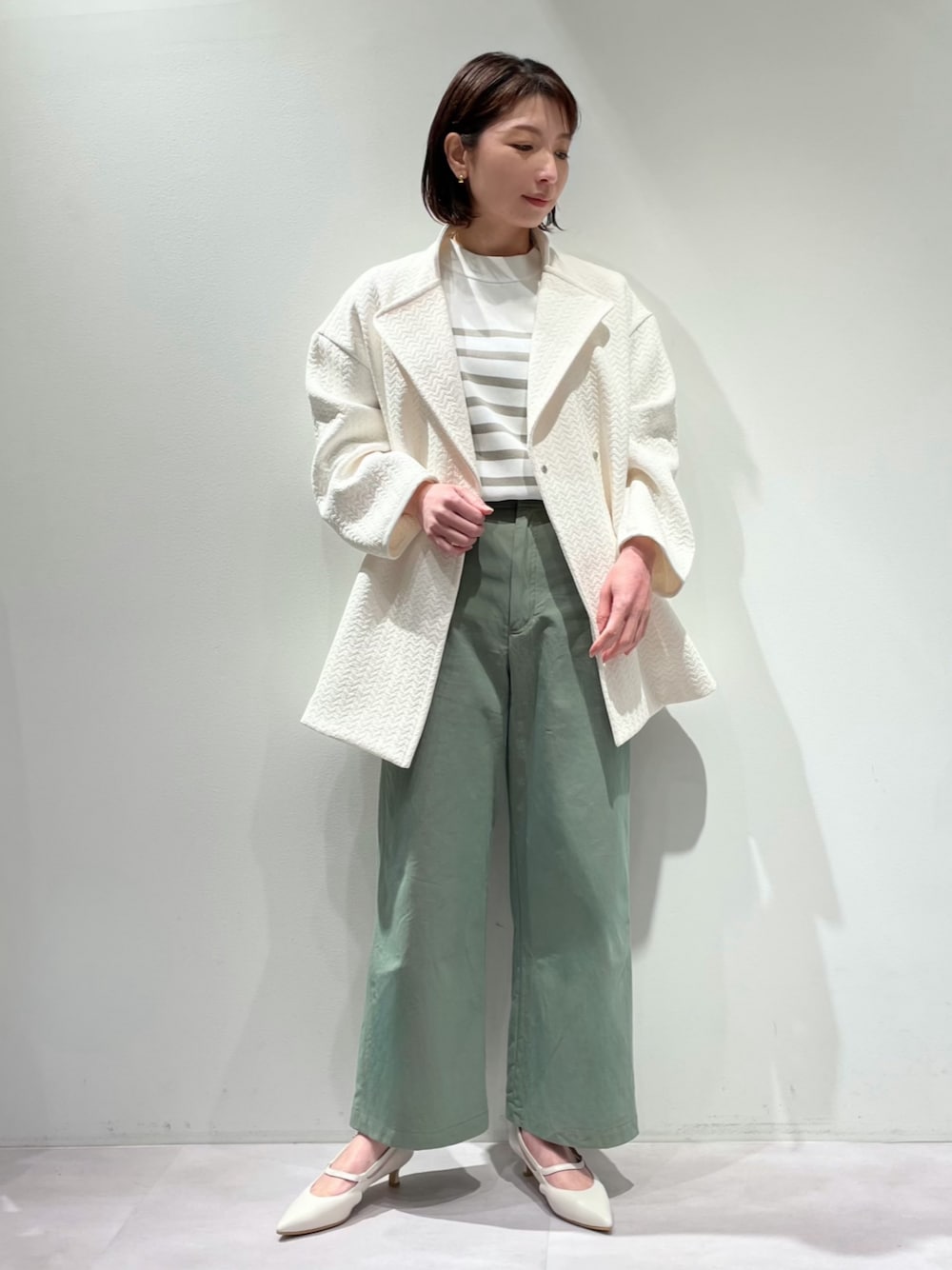 「カリテ(qualite)、ピシェアバハウス、春コート、キレイめカジュアル、パンツスタイル、チノパン、カーキパンツ、ボーダーニット、春ニット、ヘリンボーン柄、白コート、オトナカジュアル、パンプス、ハイウエストパンツ」｜「qualiteのシャンブレーチノストレートパンツ（その他パンツ、グリーン系）」を使った、KAWAMURAさん（レディース・160cm）の冬コーディネートの1枚目の写真