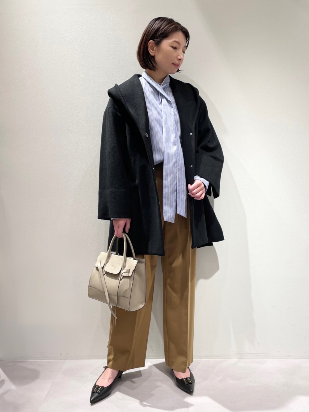 「カリテ(qualite)、LOWELL things、Aubannister、コート、コートスタイル、カーゴパンツ、キャメルパンツ、ブラックコート、ボウタイブラウス、ボウタイシャツ、ストライプシャツ、秋冬コーデ」｜「qualiteのフーディーコート（ノーカラーコート、ブラック系）」を使った、KAWAMURAさん（レディース・160cm）の秋コーディネートの1枚目の写真