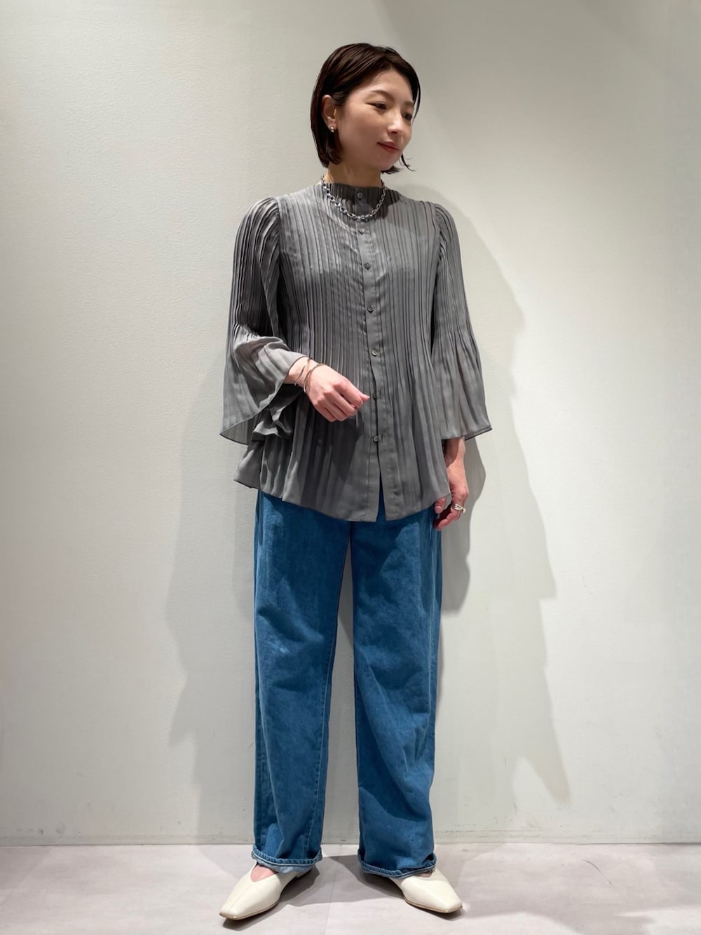 「カリテ(qualite)、Aubannister、大人カジュアル、デニムコーデ、休日コーデ、プリーツブラウス、シア―ブラウス、eデニム、ハイウエストデニム、セミワイドデニム、前後2way、ローヒールパンプス、チェーンネックレス、シルバーバングル、春夏コーデ」｜「qualiteのランダムプリーツフレアーブラウス（シャツ/ブラウス、グレー系）」を使った、KAWAMURAさん（レディース・160cm）の春コーディネートの1枚目の写真