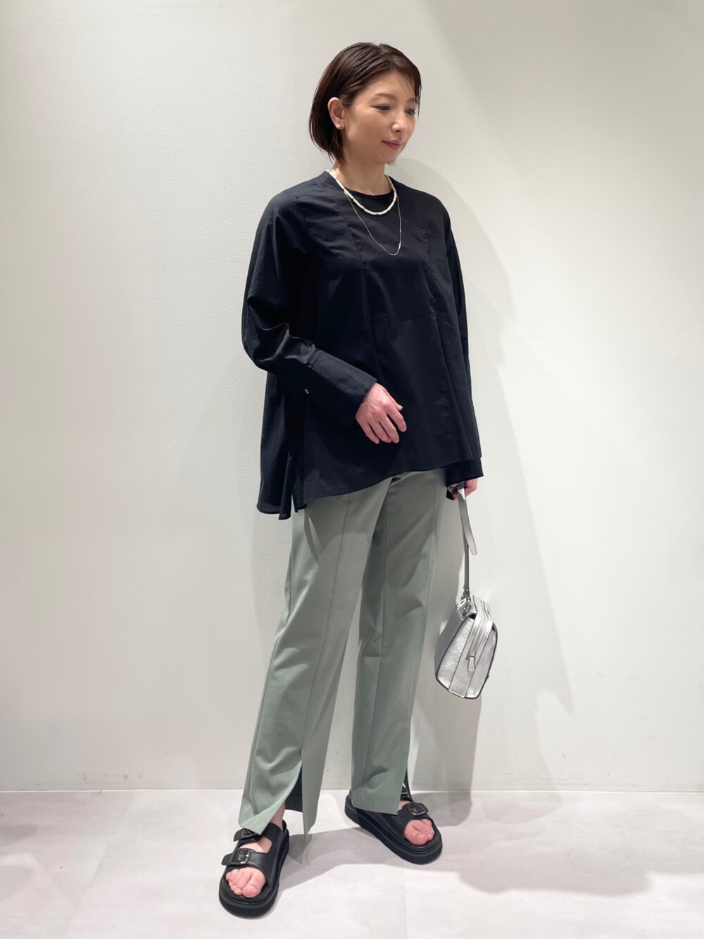 ブラック系のシャツ/ブラウス、グリーン系のその他パンツを着用したレディースの春コーディネートの1枚目の写真