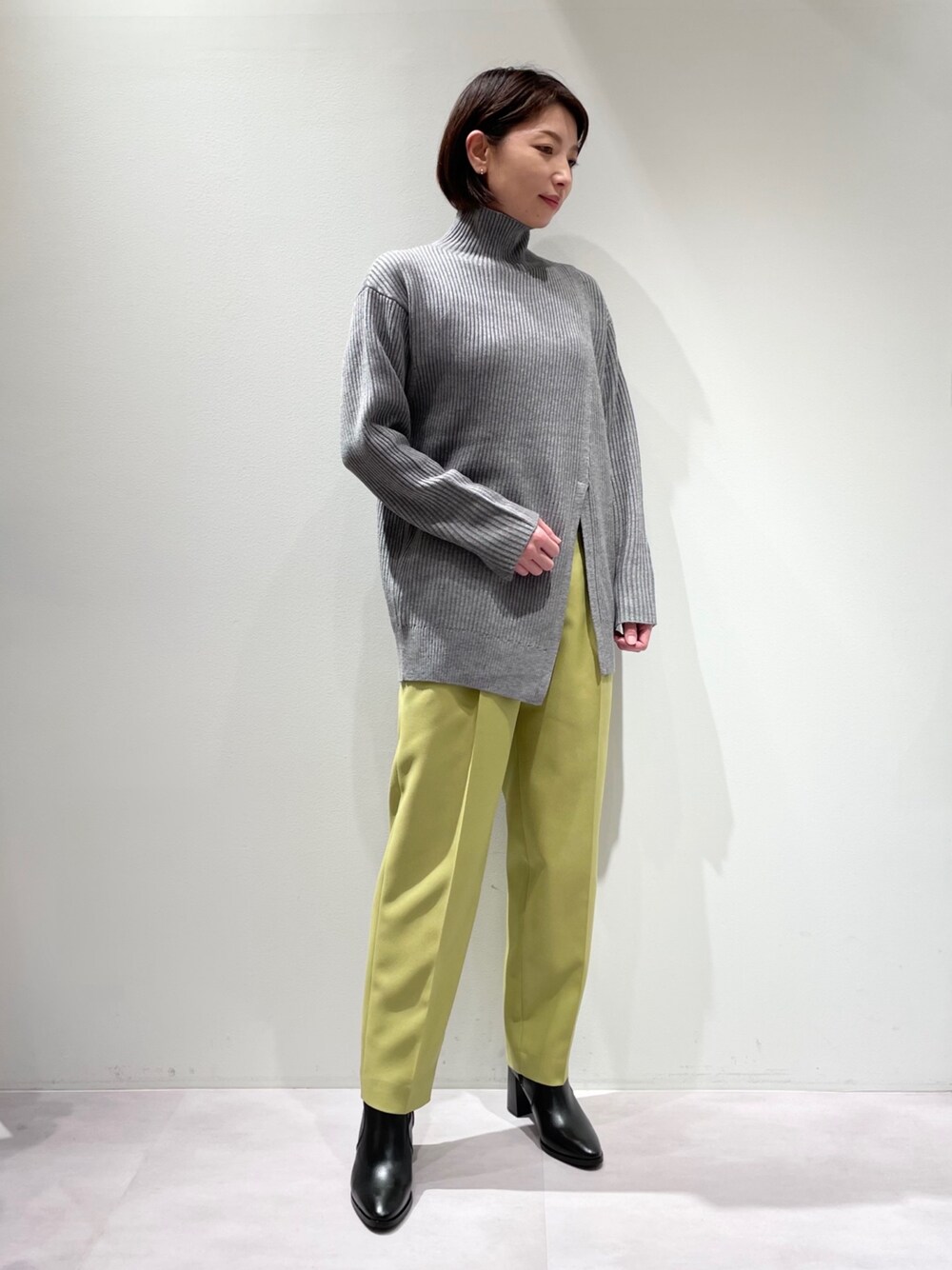 「カリテ(qualite)、ENESS、タートルネック、ロングニット、スリットニット、グレーニット、シャンブレーパンツ、イエローパンツ、ショートブーツ、年末年始、年末コーデ、オトナカジュアル」｜「qualiteのスリットロングニット（ニット/セーター、グレー系）」を使った、KAWAMURAさん（レディース・160cm）の冬コーディネートの1枚目の写真