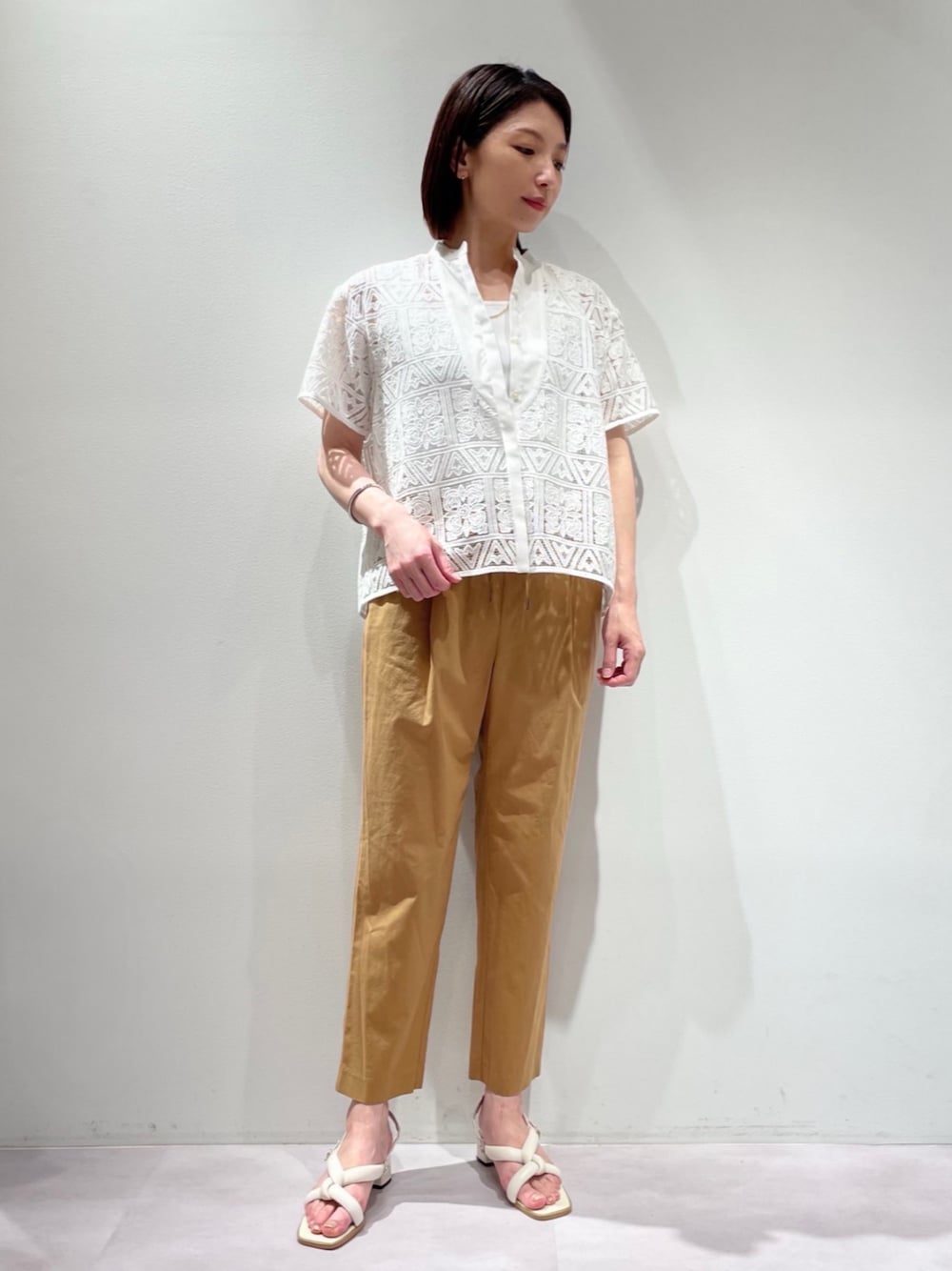 「カリテ(qualite)、Aubannister、お出かけコーデ、パンツスタイル、接触冷感パンツ、レースシャツ、シャツスタイル、大人カジュアル、晩夏コーデ、晩夏、きれいめカジュアル、ウエストゴム、ドロストパンツ、ホワイトシャツ、サンダル」｜「qualiteのダンプイージーテーパードパンツ（その他パンツ、ベージュ系）」を使った、KAWAMURAさん（レディース・160cm）の夏コーディネートの1枚目の写真