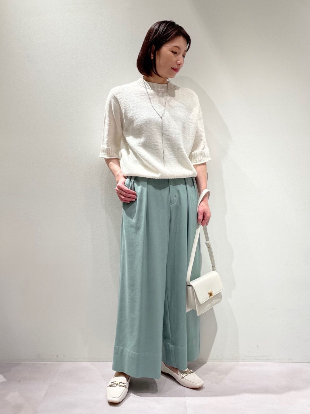 「カリテ(qualite)、ルージュヴィフ、春物、春コーデ、パンツスタイル、グルカパンツ、春ニット、春ニットスタイル、セージグリーン、オフホワイト、ビットローファー、ホワイトローファー、ショルダーバッグ」｜「qualiteのグルカタックワイドパンツ（その他パンツ、グリーン系）」を使った、KAWAMURAさん（レディース・160cm）の春コーディネートの1枚目の写真