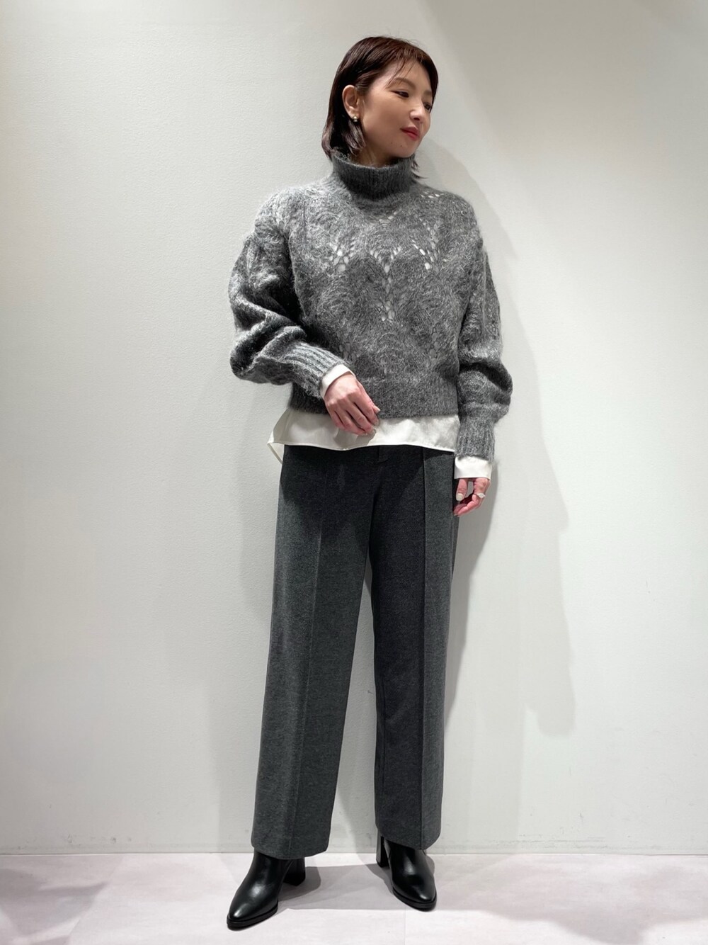 「カリテ(qualite)、冬コーデ、ニットコーデ、パンツスタイル、スカシアミニット、グレーニット、レイヤードスタイル、ブラウス、ブラウス×ニット、グレーパンツ、ストレートパンツ、暖かパンツ、ウエストゴム、ジャージーパンツ、ショートブーツ」｜「qualiteのモヘアケーブルニット（ニット/セーター、グレー系）」を使った、KAWAMURAさん（レディース・160cm）の秋コーディネートの1枚目の写真