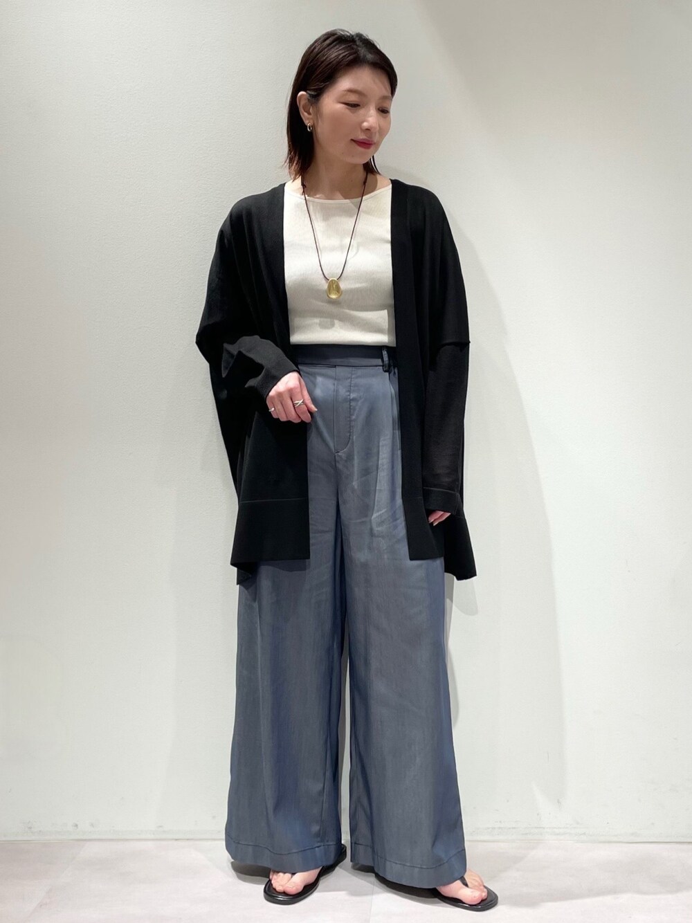 ブルー系のその他パンツ、ホワイト系のタンクトップ、ブラック系のシャツ/ブラウスを着用したレディースの春コーディネートの1枚目の写真
