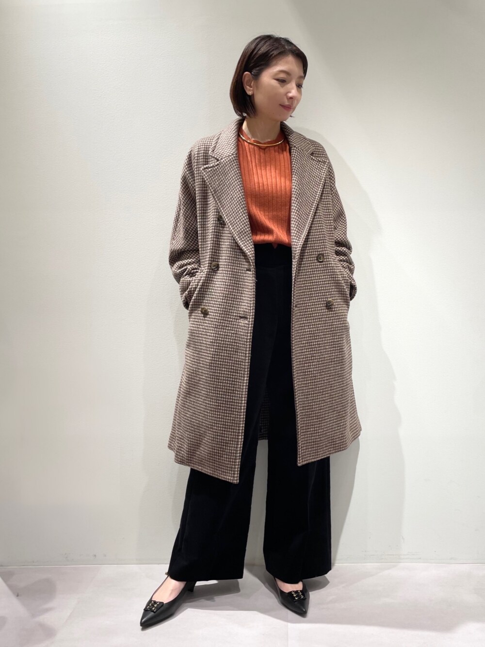「カリテ(qualite)、ピシェアバハウス、コートスタイル、チドリ柄、ロングコート、ダブルコート、リブニット、ブラウン、オレンジニット、ブラウンコート、ワイドパンツ、冬コーデ、オトナカジュアル」｜「qualiteの千鳥チェックダブルロングコート（チェスターコート、ブラウン系）」を使った、KAWAMURAさん（レディース・160cm）の秋コーディネートの1枚目の写真