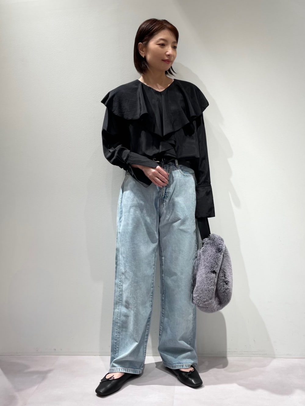 ブラック系のシャツ/ブラウス、グレー系のトートバッグ、ブラック系のバレエシューズを着用したレディースの秋コーディネートの1枚目の写真