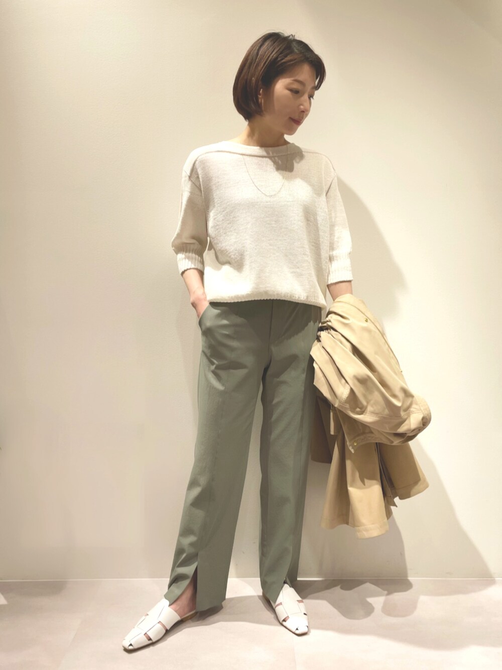 「カリテ(qualite)、ピシェアバハウス、春、春服、パンツスタイル、スリットパンツ、センタープレスパンツ、春ニット、ホワイトスリッポン、スリッポン、カーキパンツ」｜「qualiteの《セットアップ対応》【2022新色】2WAYストレッチセンターベンツパンツ（スラックス、グリーン系）」を使った、KAWAMURAさん（レディース・160cm）の春コーディネートの1枚目の写真