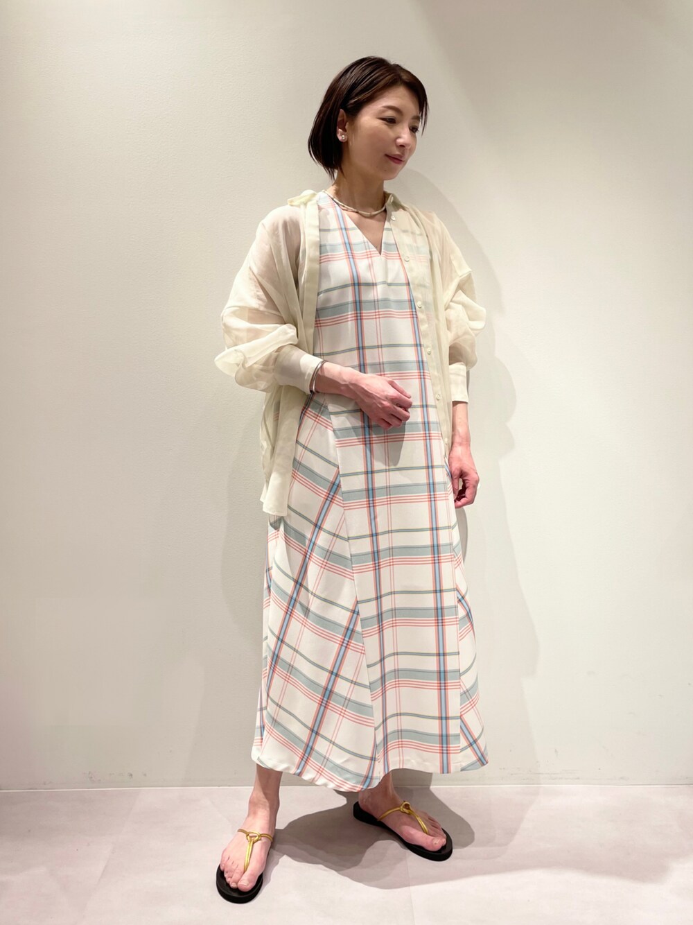 その他のワンピース、ホワイト系のシャツ/ブラウスを着用したレディースの春コーディネートの1枚目の写真