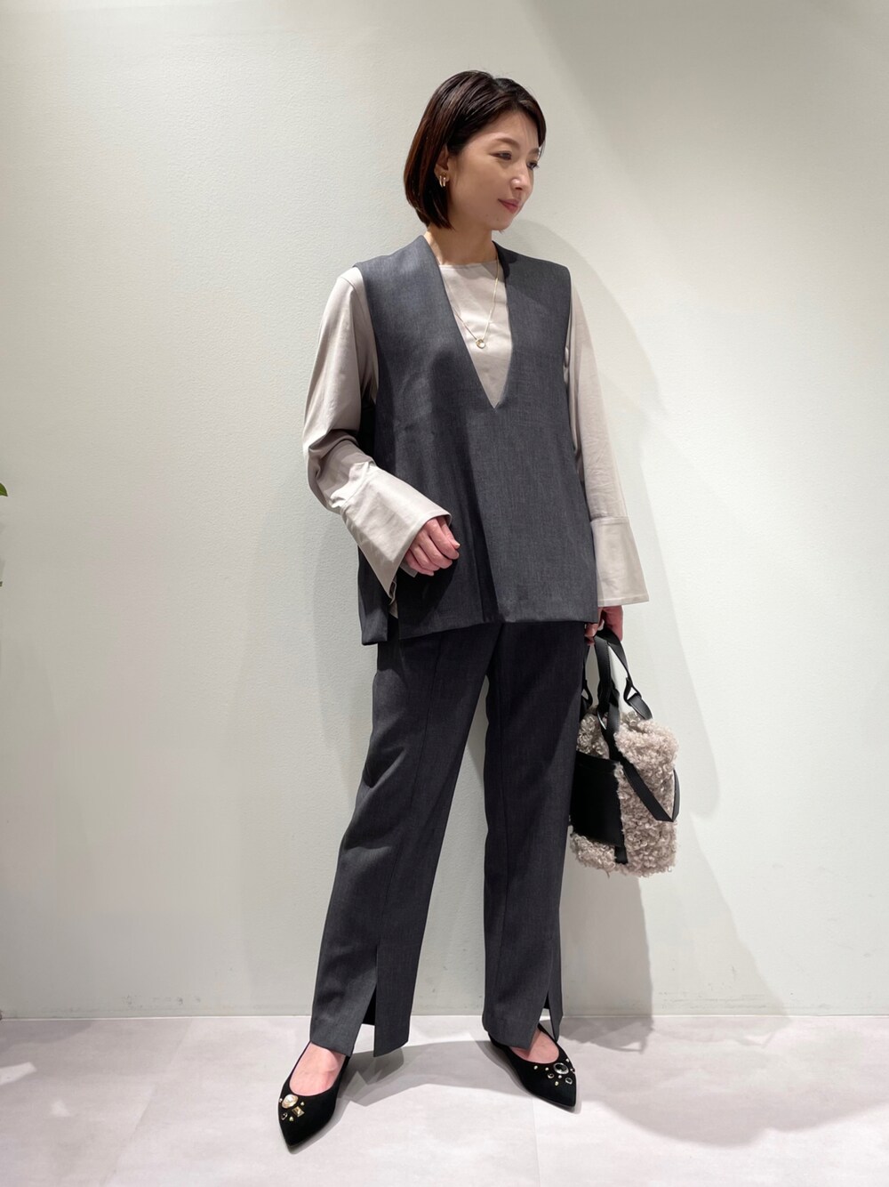 「カリテ(qualite)、Aubannister、セットアップ、セットアップスタイル、ジレ、ジレスタイル、チャコールグレー、フレアカットソー、インナー、センタースリット、ダブルクロスパンツ、秋服コーデ、オトナカジュアル、レイヤードスタイル、ビジューパンプス」｜「qualiteの【セットアップ対応】ダブルクロスセンターベンツパンツ（スラックス、グレー系）」を使った、KAWAMURAさん（レディース・160cm）の秋コーディネートの1枚目の写真