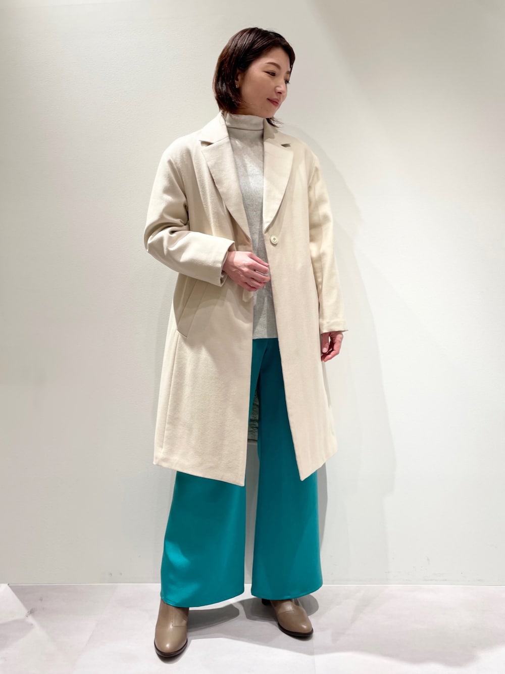「カリテ(qualite)、ピシェアバハウス、中綿アウター、チェスターコート、フレアパンツ、サテンパンツ、グリーン、フレアスリーブ、タートルネックニット、コートスタイル、大人カジュアル、キレイめカジュアル」｜「qualiteの中綿ウールチェスターコート（チェスターコート、ホワイト系）」を使った、KAWAMURAさん（レディース・160cm）の冬コーディネートの1枚目の写真