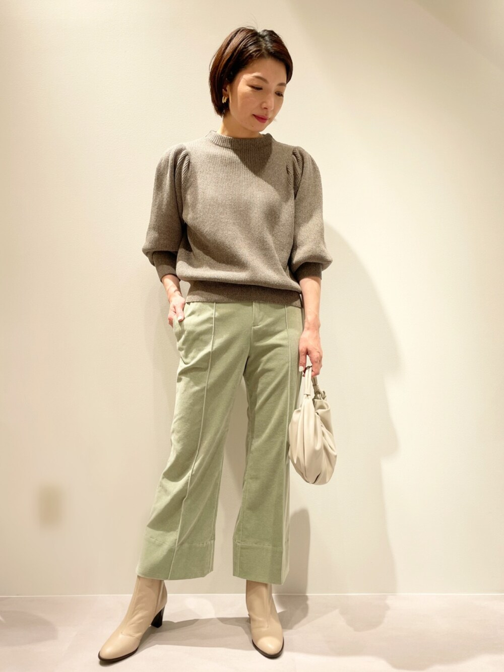 「カリテ(qualite)、ピシェアバハウス、ニュアンスカラー、パフスリーブニット、クロップドパンツ、ショートブーツ」｜「qualiteのフォルムスリーブニット（ニット/セーター、グリーン系）」を使った、KAWAMURAさん（レディース・160cm）の秋コーディネートの1枚目の写真