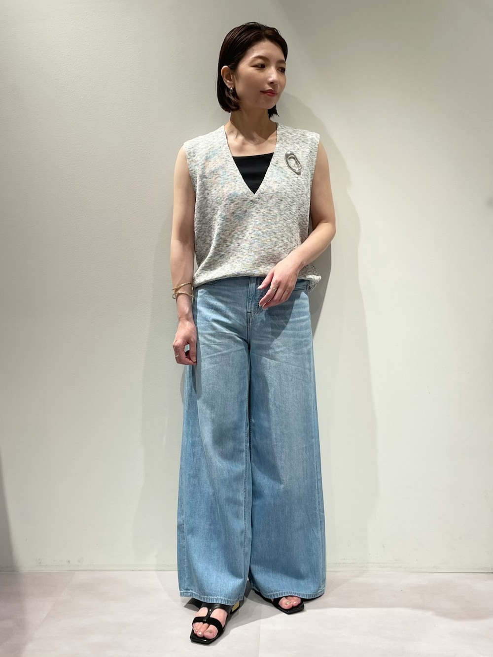 「カリテ(qualite)、ヘルシーデニム、HEALTHY DENIM、デニム、夏コーデ、晩夏コーデ、ニットベスト、サマーニット、タンクトップ、デニムコーデ、ブローチ、シルバーブローチ、ワイドデニム、サマーデニム、ウエストゴム」｜「qualiteのカスリヤーン畦深Vニット/サマーニット/夏服（ベスト、グレー系）」を使った、KAWAMURAさん（レディース・160cm）の夏コーディネートの1枚目の写真