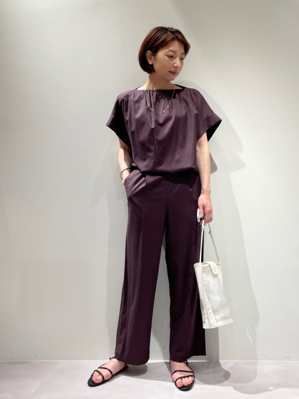 「カリテ(qualite)、リネン、パンツスタイル、セットアップ、リネンセットアップ、セミワイドパンツ、ウエストゴム、らくちんパンツ、ダークブラウン、大人カジュアル、おとなコーデ、夏コーデ」｜「qualiteの《セットアップ対応》ブライトリネンブラウス（シャツ/ブラウス、ブラウン系）」を使った、KAWAMURAさん（レディース・160cm）の春コーディネートの1枚目の写真