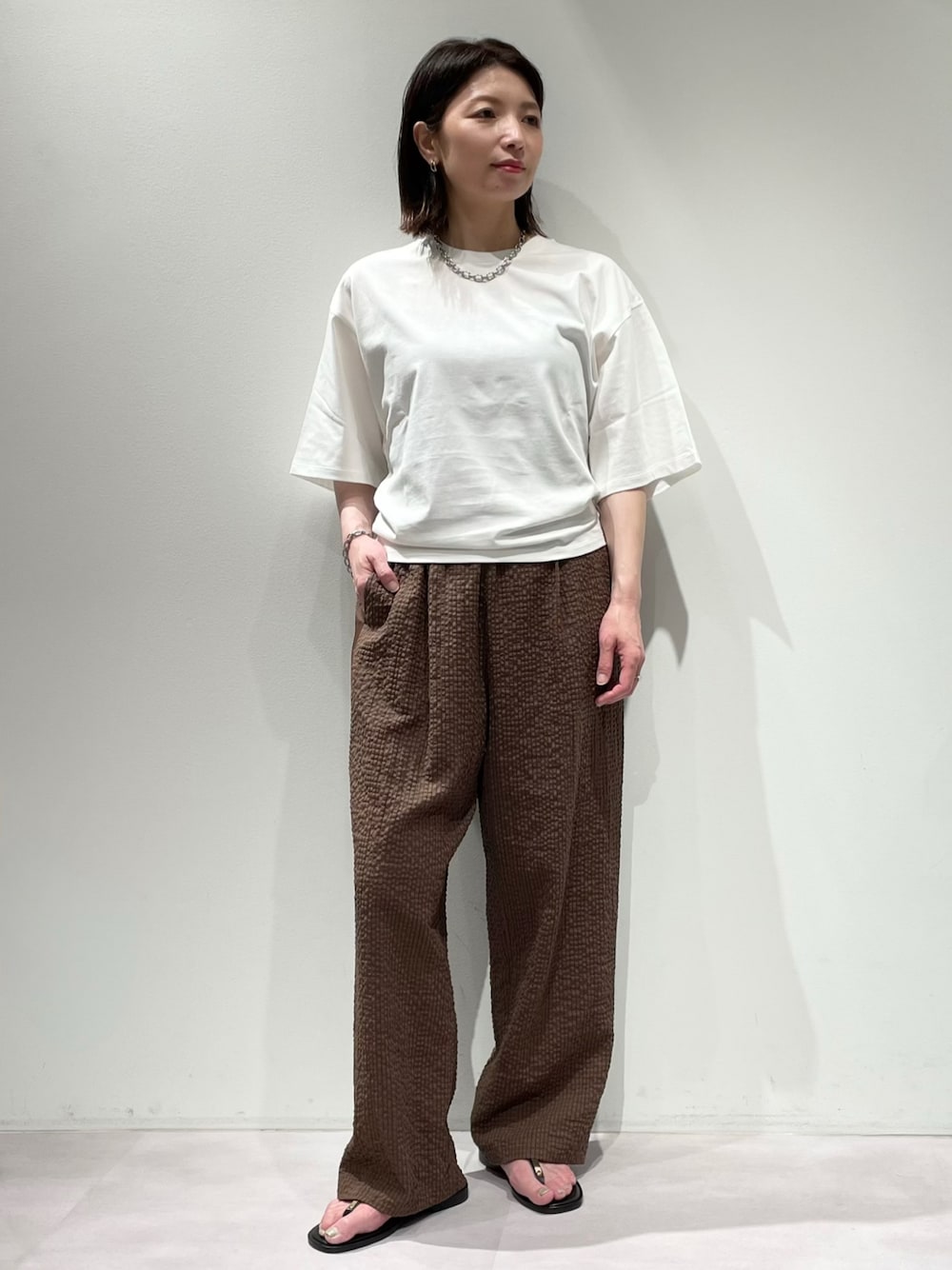 ホワイト系のTシャツ/カットソー、ブラウン系のその他パンツ、ブラウン系のサンダルを着用したレディースの夏コーディネートの1枚目の写真