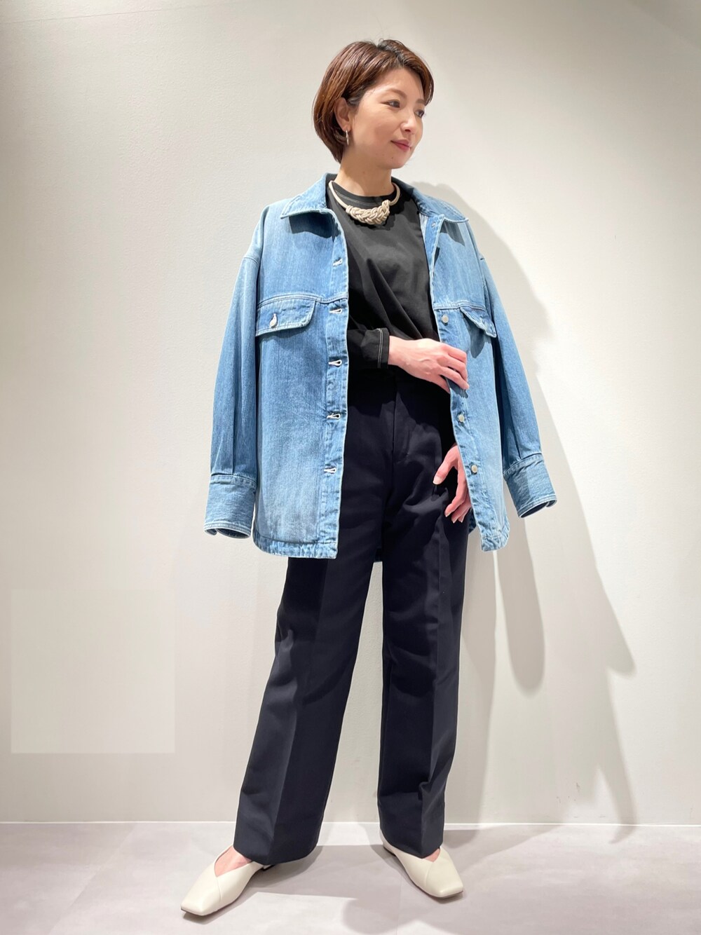 ブルー系のチノパンツ、ブルー系のデニムジャケット、ブラック系のTシャツ/カットソーを着用したレディースの冬コーディネートの1枚目の写真