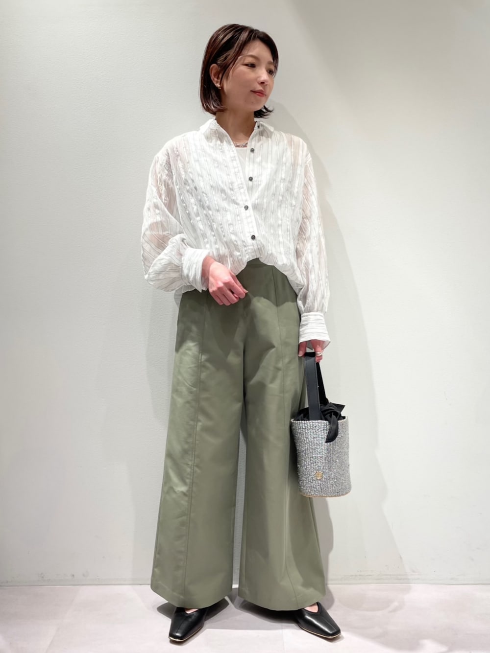 「カリテ(qualite)、Aubannister、春服コーデ、初夏コーデ、大人カジュアル、お出かけコーデ、シアーシャツ、ストライプシャツ、撥水パンツ、カーキパンツ、ワイトパンツ、ウエストゴム、ローヒールパンプス、白タンク、チェーンネックレス」｜「Au BANNISTERの【最高パンプス/1cmヒール】美脚×快適 パンプス（パンプス、ブラック系）」を使った、KAWAMURAさん（レディース・160cm）の春コーディネートの1枚目の写真