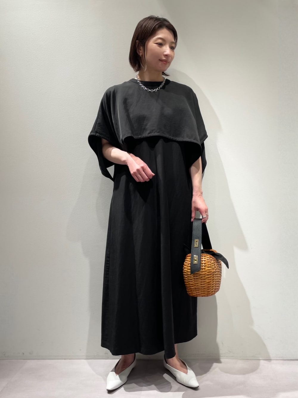 「カリテ(qualite)、お出かけコーデ、春夏コーデ、ワンピース、ワンピーススタイル、ブラックワンピース、レイヤードスタイル、キレイめカジュアル、ボレロ、旅行、ノースリーブワンピース、チェーンネックレス」｜「qualiteのケーブルチェーンネックレス（ネックレス、シルバー系）」を使った、KAWAMURAさん（レディース・160cm）の春コーディネートの1枚目の写真